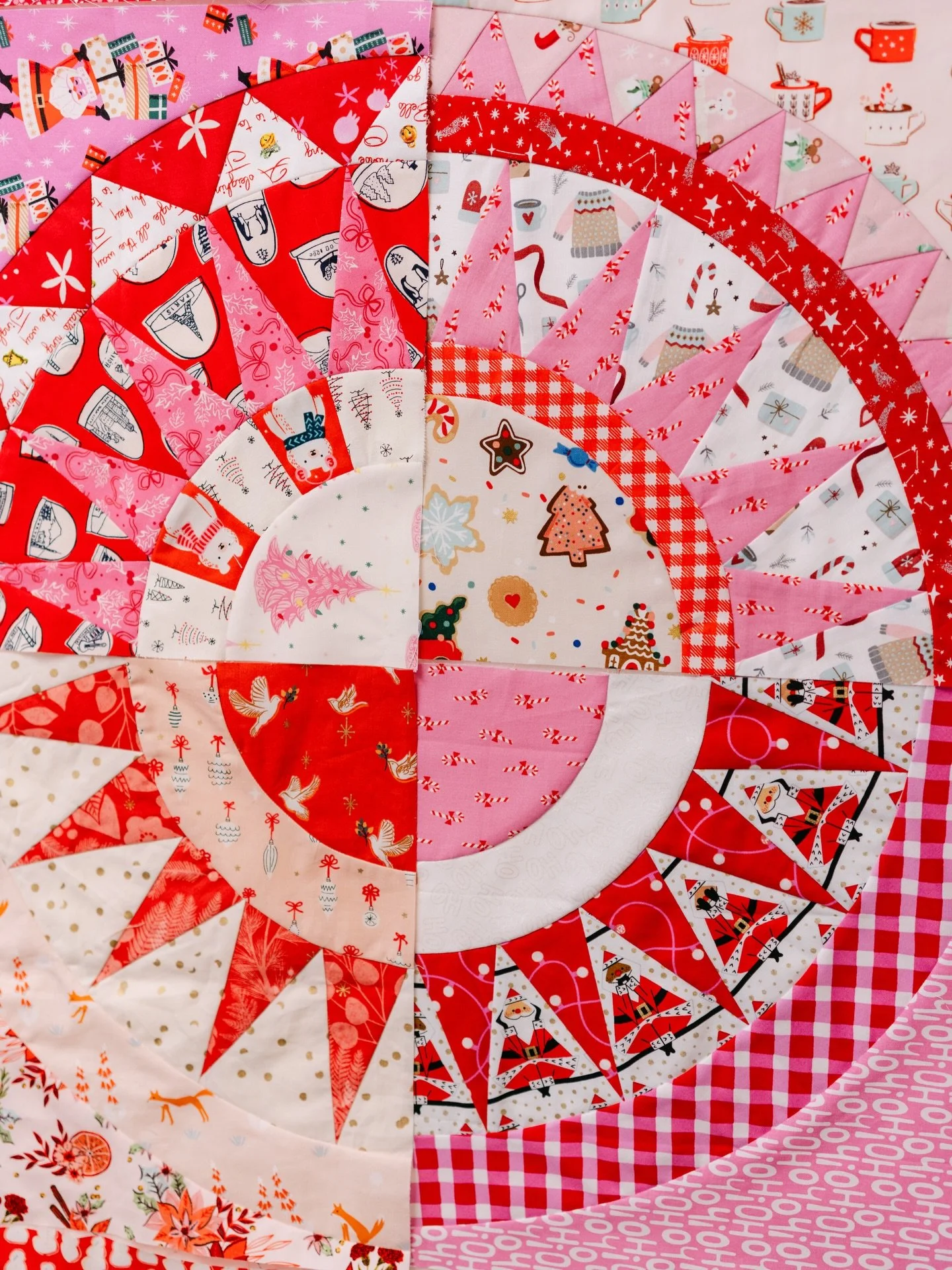 Happy Christmas! 🎄 The main perk of celebrating Xmas Eve is that today I can have a sewing day putting this quilt together ❤️ these blocks were made by the amazing ladies of the #brightoverseasbee last year, and they are now pressed, trimmed and rea