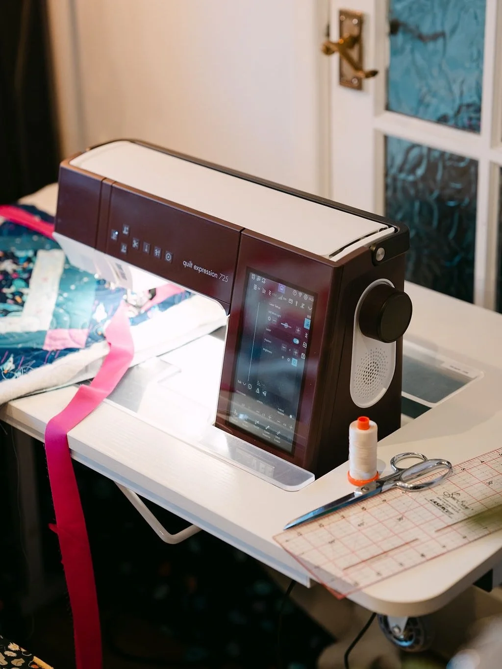 Pfaff Quilt Expression 725 on loan from @pfaffuk and I am honestly loving it so much. It has made me feel incredibly excited for all the sewing ahead in 2026! It is smooth, powerful, and a real pleasure to quilt on, especially during those long sessi