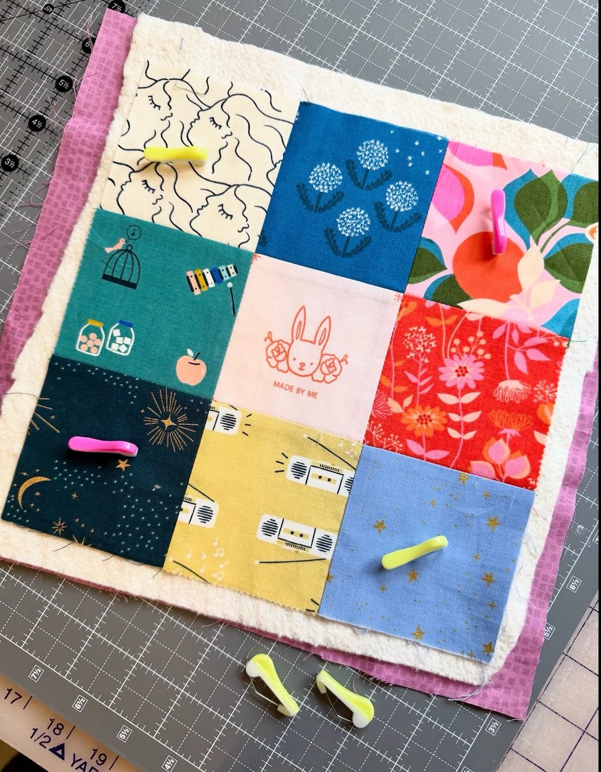 I&rsquo;m finally finishing my #patchworkduffle ✨ the side pockets are all done and I still need to make a bit more binding for the inside seams 💪

The @clovermfg team sent me some wonder pins which came in handy to baste the scrappy pockets and mak