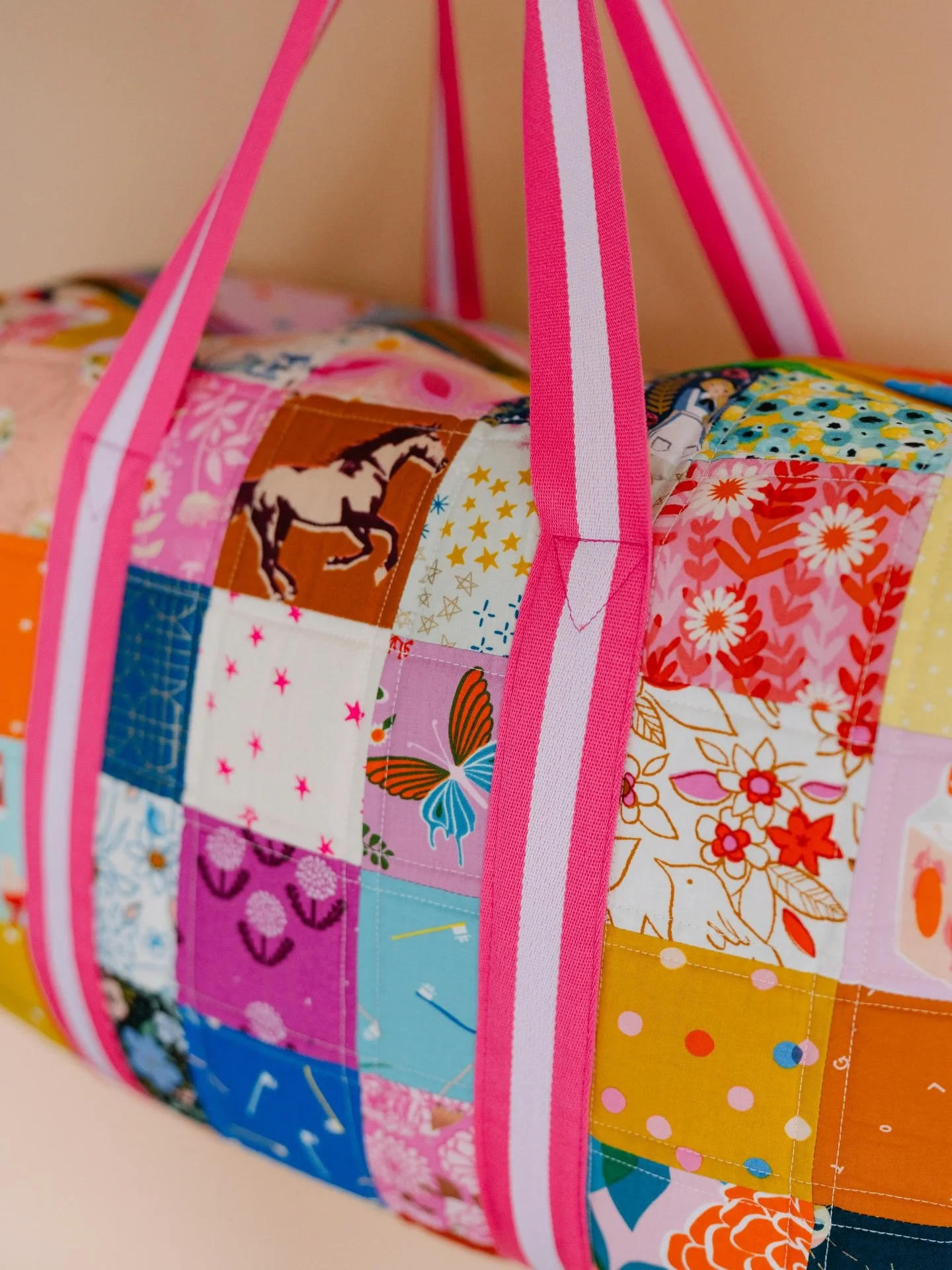 This is the beginning of my bag era! I would have never finished this #patchworkduffle without the help of @silversstitches who read the pattern for me because I&rsquo;m too chaotic around instructions sometimes&hellip;😅 

Looking for other (easy!) 