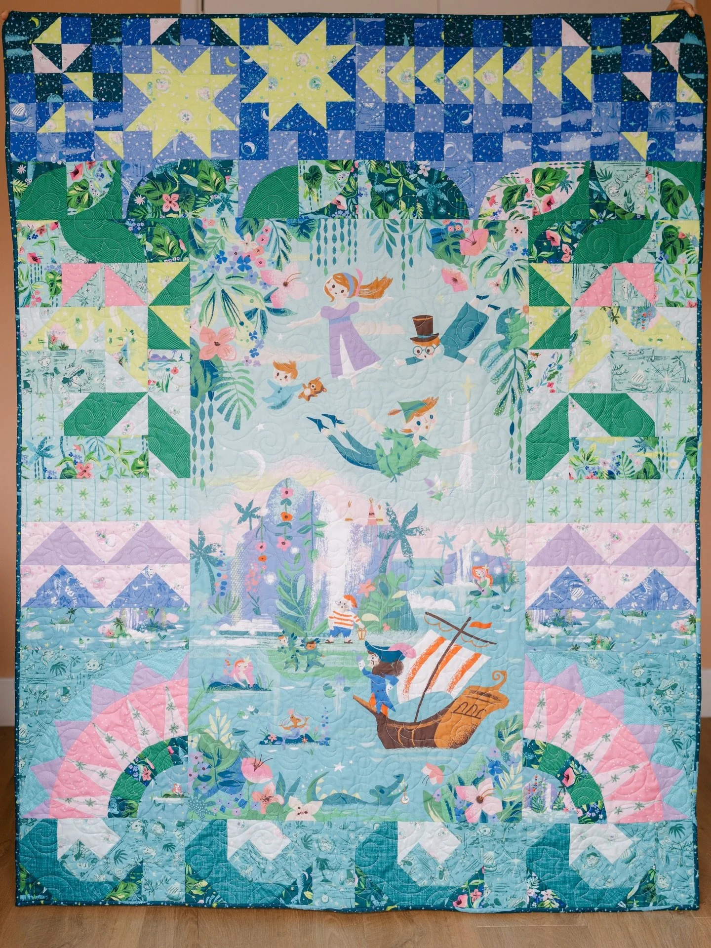 My latest finish ✨I&rsquo;ve been on a mission to finally longarm some recent WIPs and this one felt extra special. This is Forever Neverland by @zippyboro for @rileyblakedesigns 🧚🏻&zwj;♀️ The colours and artwork are magic.

I recently managed to t