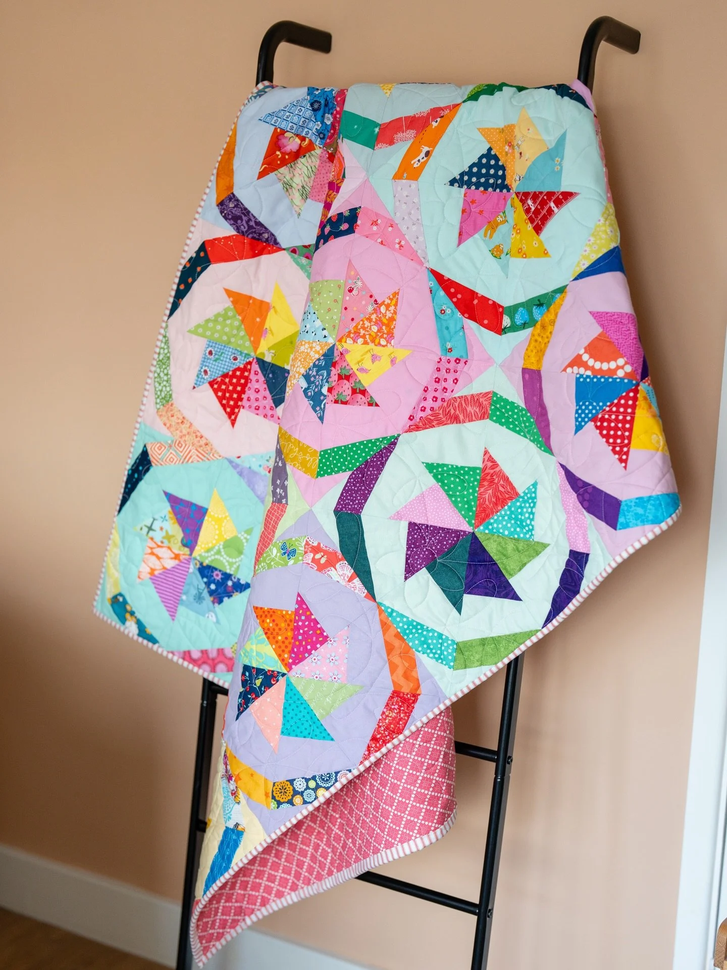 This joyful #LuckySpinQuilt by @modernlymorgan 🌈 was pieced by @marjamakes and her bee from the @oxfordshiremqg 🎉

I quilted it using @vlieseline_uk wadding scraps that were kindly passed on by @silversstitches from the last quilt I longarmed for h