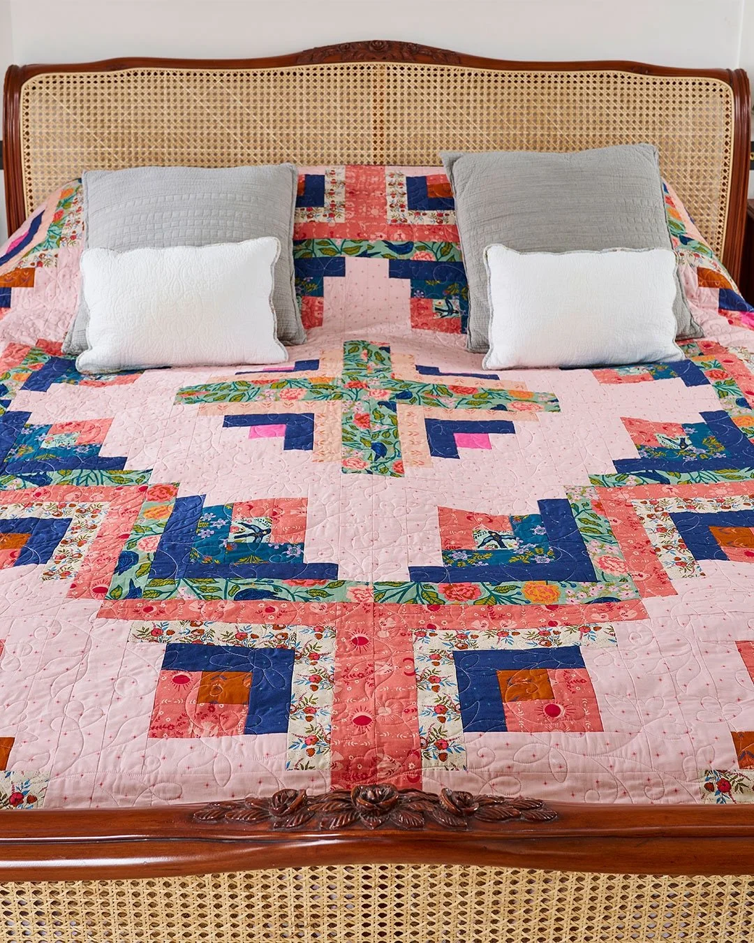 This beautiful log cabin quilt is featured in this month&rsquo;s issue of @todaysquilter magazine (Issue 138). It&rsquo;s an accessible pattern for a king-size quilt that comes together quickly using large blocks.

🐦 Fabric is Starling by @maureencr