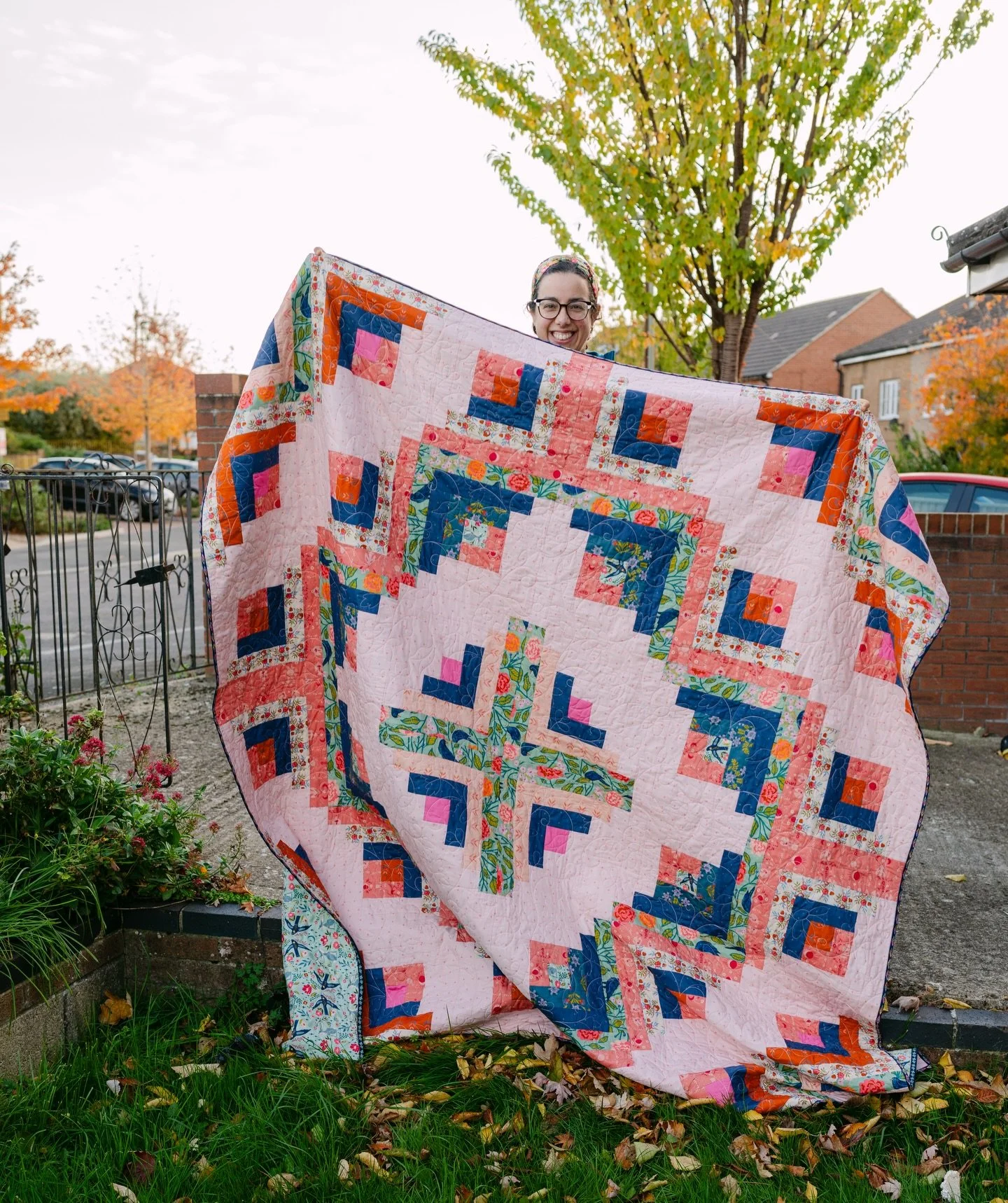 Trying to photograph a big quilt when your arm span is not exactly king-size 😅

First up: me, doing my absolute best.
Second: @keith_marrison the best quilty husband (and photographer!) proving that being taller is in fact a quilting tool.

This qui