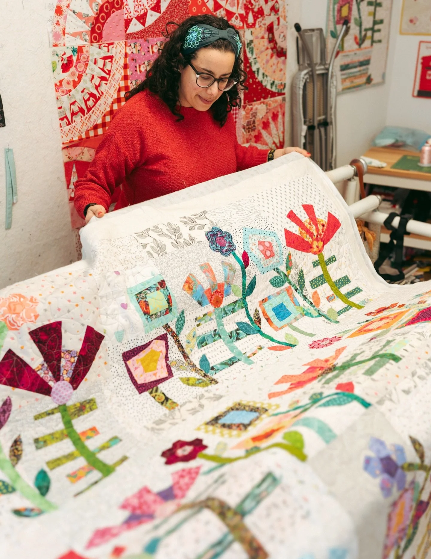 Pretty quilt alert 🌸🌺🌼 This gorgeous quilt by @alysonjw2020 was inspired by @joaverystitch improv flowers 🌈 It&rsquo;s now all finished and ready to be seen at some shows later this year.

And in other studio news, we&rsquo;re very excited to be 