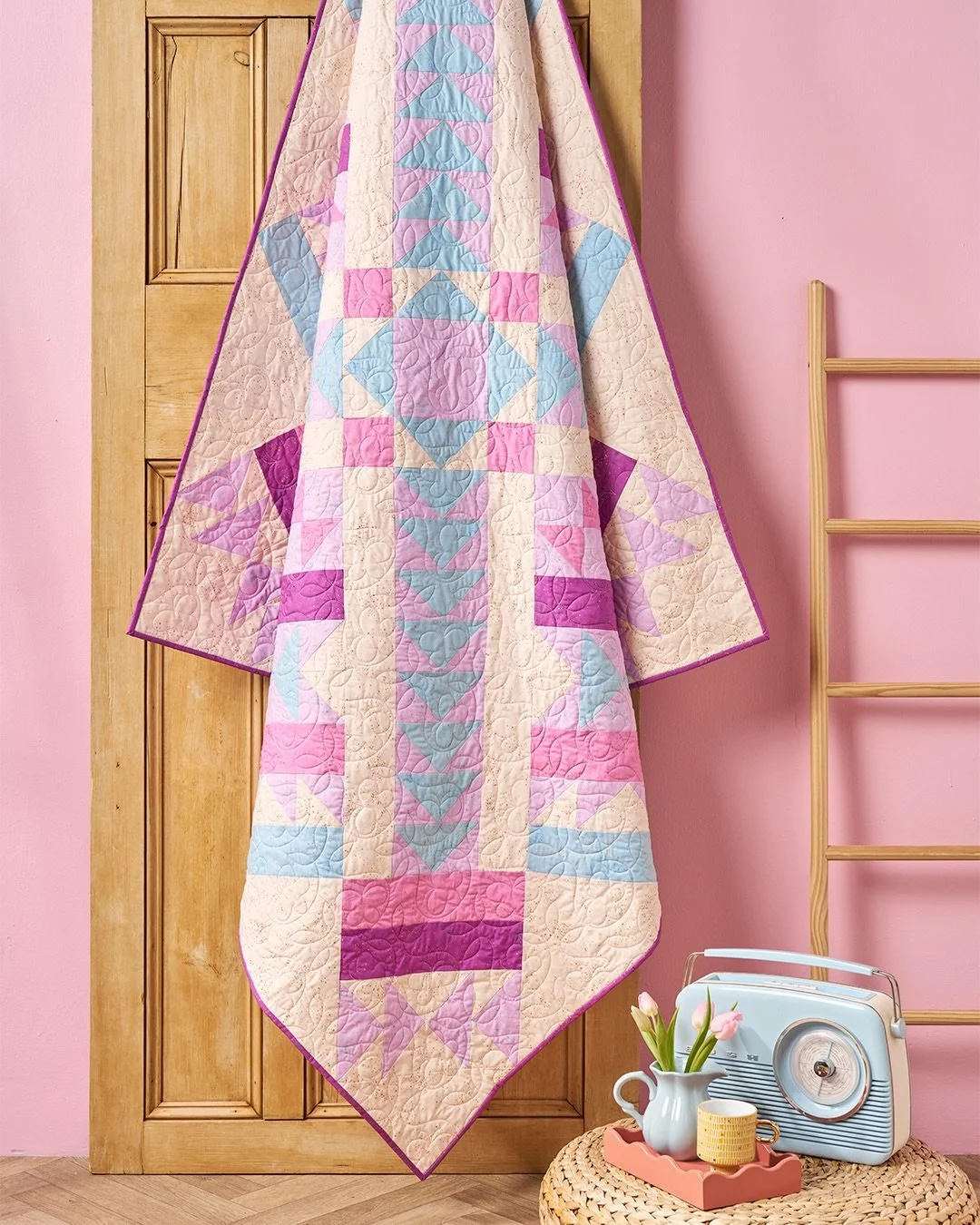 I love making flying geese, so if you do too, my latest pattern in @lovequiltingmag might be right up your street ✨ The magazine is out this week, and it is packed with so many other fun patterns too 🍓🌈

I used @rubystarsociety Speckled and finishe