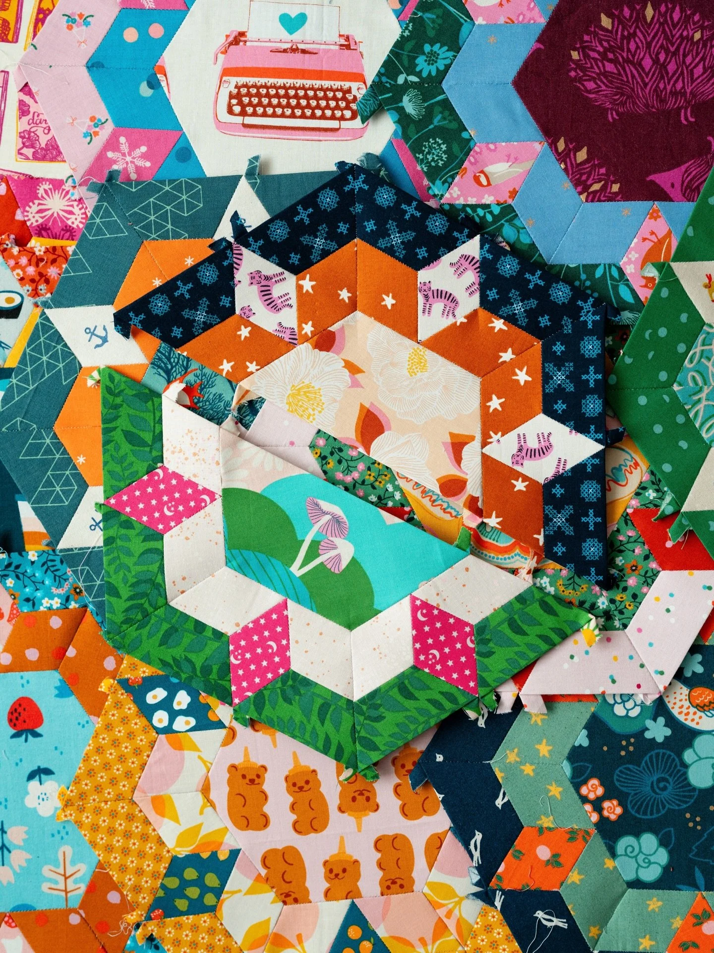 Public service announcement 📣 the cheater print from @alexiamarcelleabegg Oh Lucky Lucky collection for @rubystarsociety makes perfect diamonds for these Cherish blocks 💎✨ I found a bit of it in a scrap pack from @cambervillethreads and it feels li