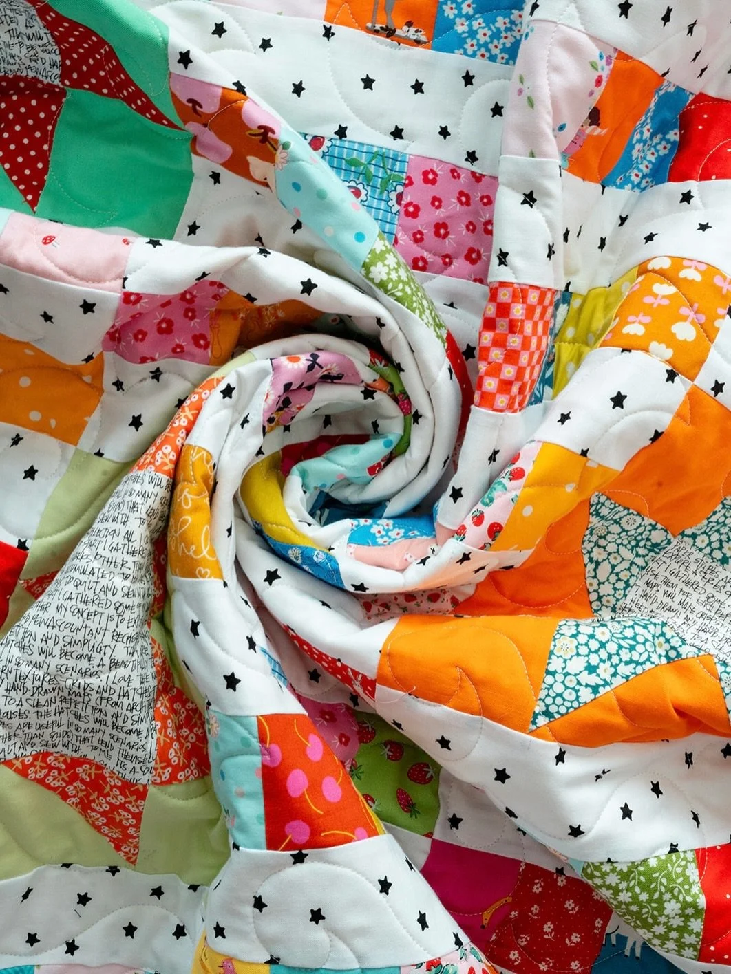 Another gorgeous quilt by @marjamakes for @lydiasgiftinfo 💟

I loved longarming all this scrappy goodness on my @apqsquilting Millie. Pattern is #starbeamquilt by @woollypetals ✂️

Huge thanks to @vlieseline_uk for providing the wadding for this qui