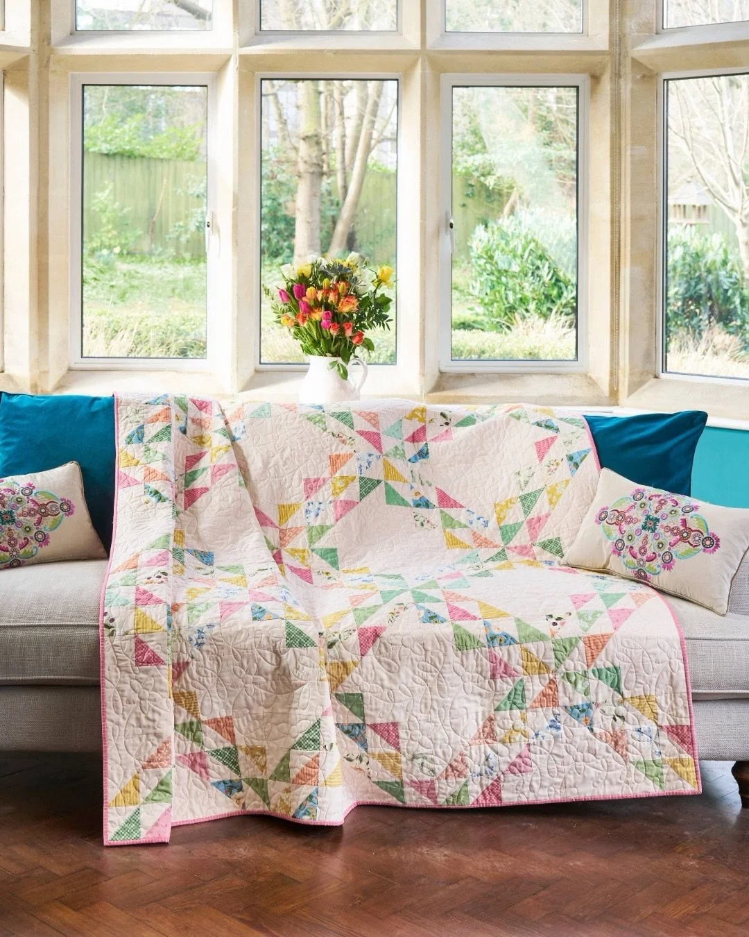Cover quilt moment 🌸 We&rsquo;re so excited to share this quilt, made by @rosehillquilts with @katherinelenius beautiful Virginia Rose collection by @rileyblakedesigns , featured on the cover of @todaysquilter magazine issue 140.

Inspired by the tr