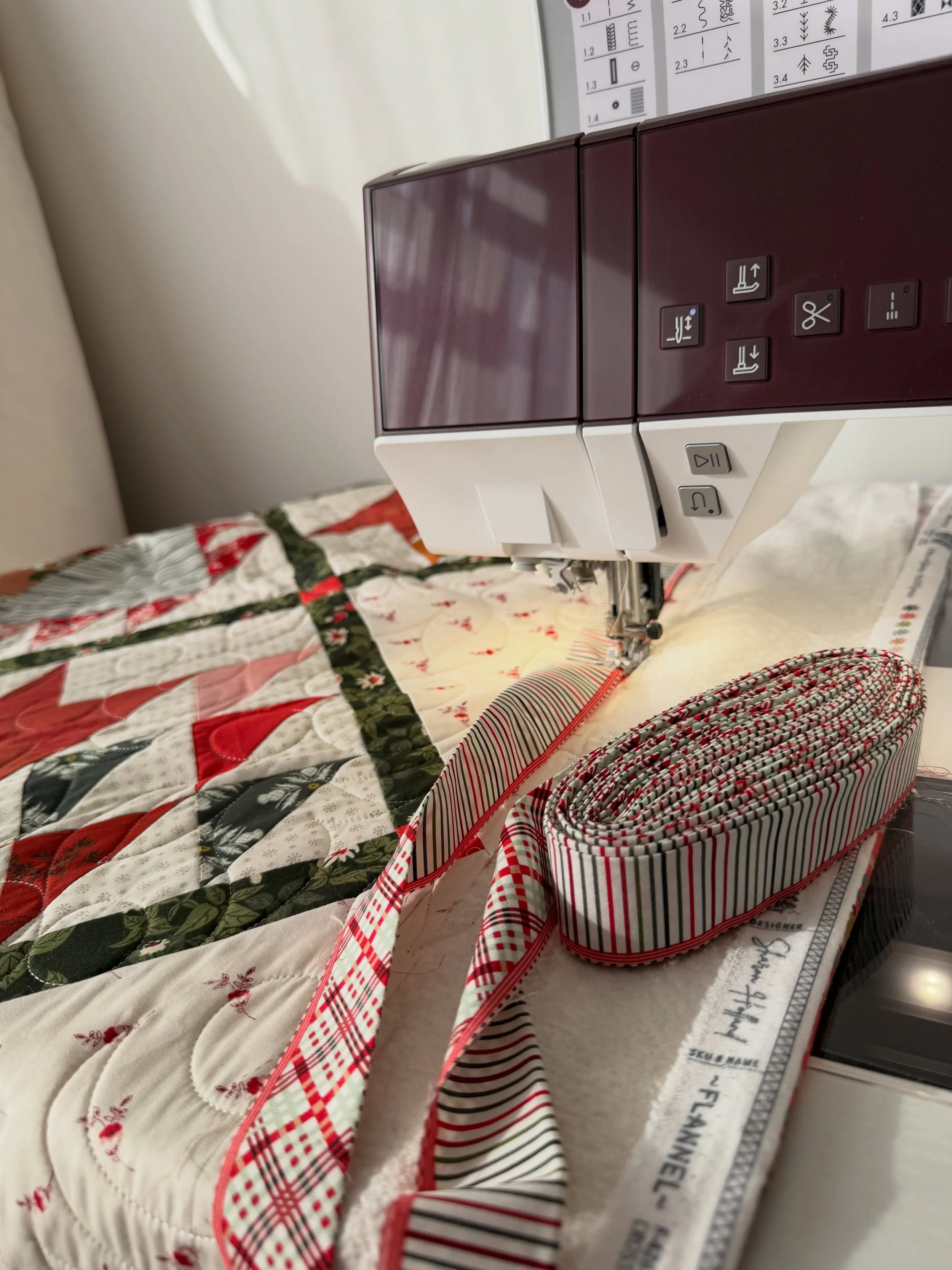 Binding going on with my Pfaff Quilt Expression 725 and the @artgalleryfabrics 2.5 Edition binding ❤️ The AGF binding stripes are reversible - this was a tough choice between stripes and tartan vibes. I loved both of them! 

This time I&rsquo;ve squa