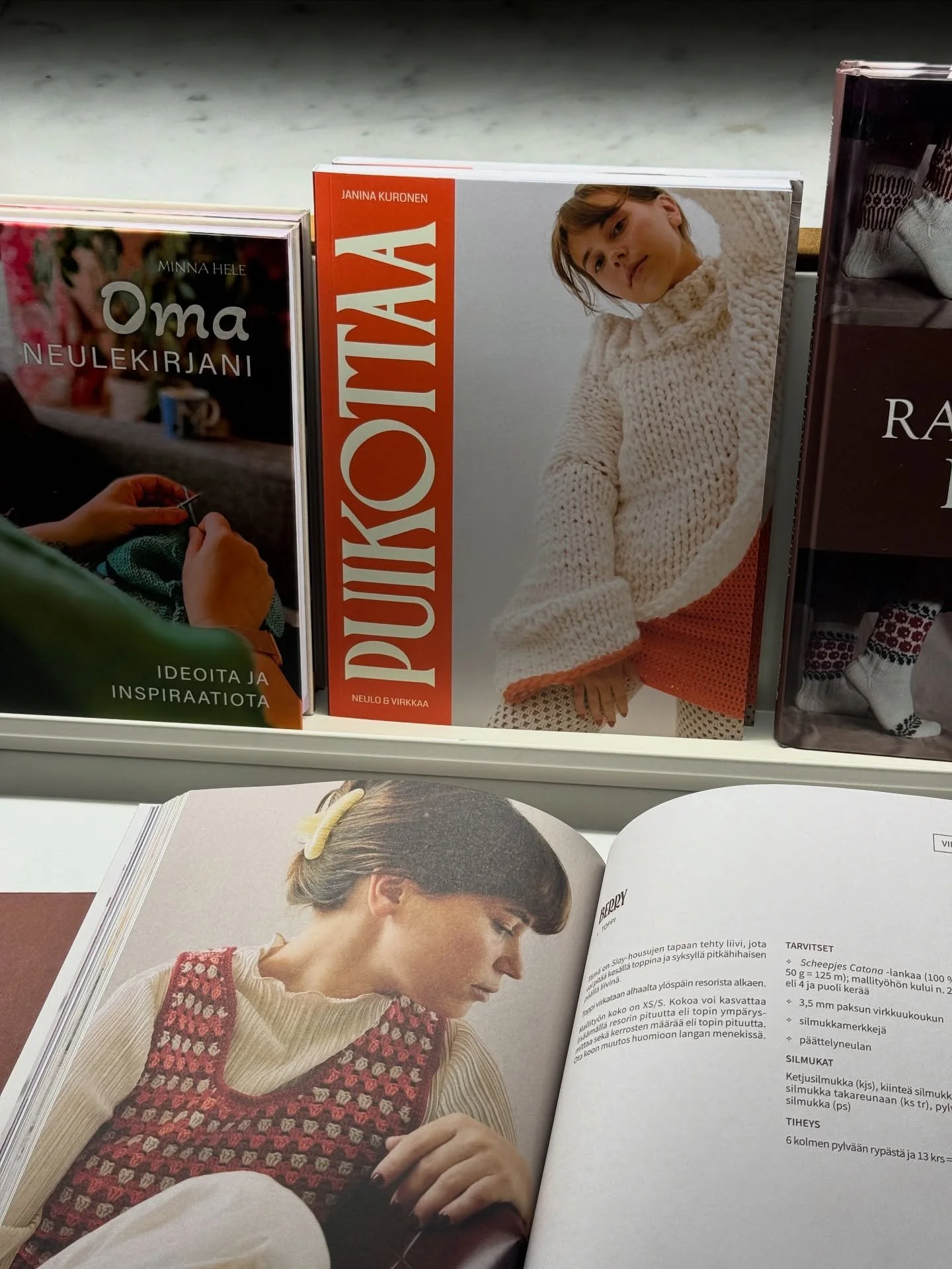 Puikottaa n&auml;hd&auml;&auml;n lauantaina Helsingin Kirjamessuilla! 💫 @helsinginkirjamessut  
Tuu kuuntelemaan keskustelua Arabia-lavalle klo 12:30&ndash;13:00, kun puhutaan puikottelusta, luovuudesta ja Puikottaa-kirjan luomisesta 💘

N&auml;h&au