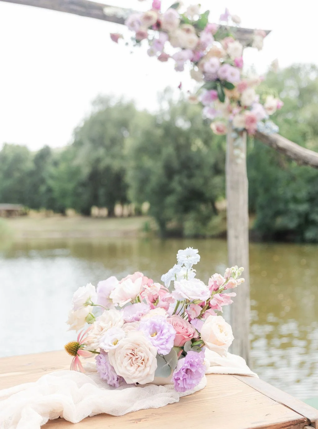 Szertart&aacute;s a t&oacute;parton 😍

#secretgardendekor #esk&uuml;vő #esk&uuml;vőidekor&aacute;ci&oacute; #vir&aacute;gdekor&aacute;ci&oacute; #wedding #weddingdecor #weddingflowers #weddingday #weddinginspiration #weddingseason #ceremony #szertar