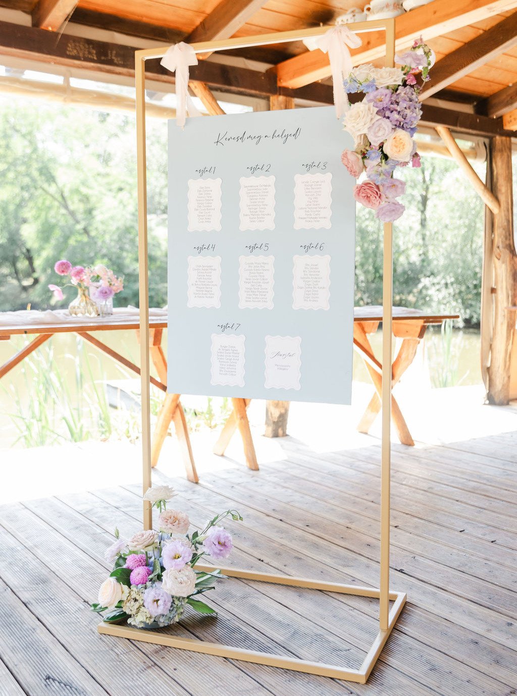 Az &uuml;l&eacute;srend t&aacute;bl&aacute;t pasztell k&eacute;k sz&iacute;nben k&eacute;sz&iacute;tett&uuml;k el, ami t&ouml;k&eacute;letesen illeszkedett a t&ouml;bbi dekorelemhez is, arany &aacute;llv&aacute;nyunkra l&oacute;gatva helyezt&uuml;k k