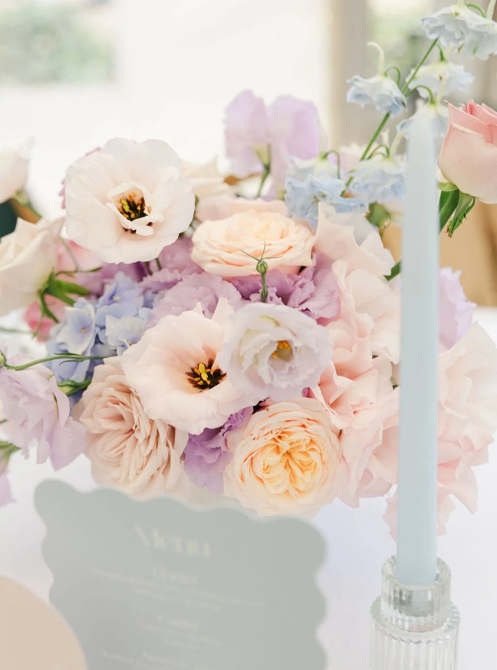 Gy&ouml;ny&ouml;rű pasztell sz&iacute;nek domin&aacute;ltak Regi&eacute;k helysz&iacute;n&eacute;t d&iacute;sz&iacute;tő vir&aacute;gkompoz&iacute;ci&oacute;kn&aacute;l. 😊

#secretgardendekor #esk&uuml;vő #esk&uuml;vőidekor&aacute;ci&oacute; #vir&aa