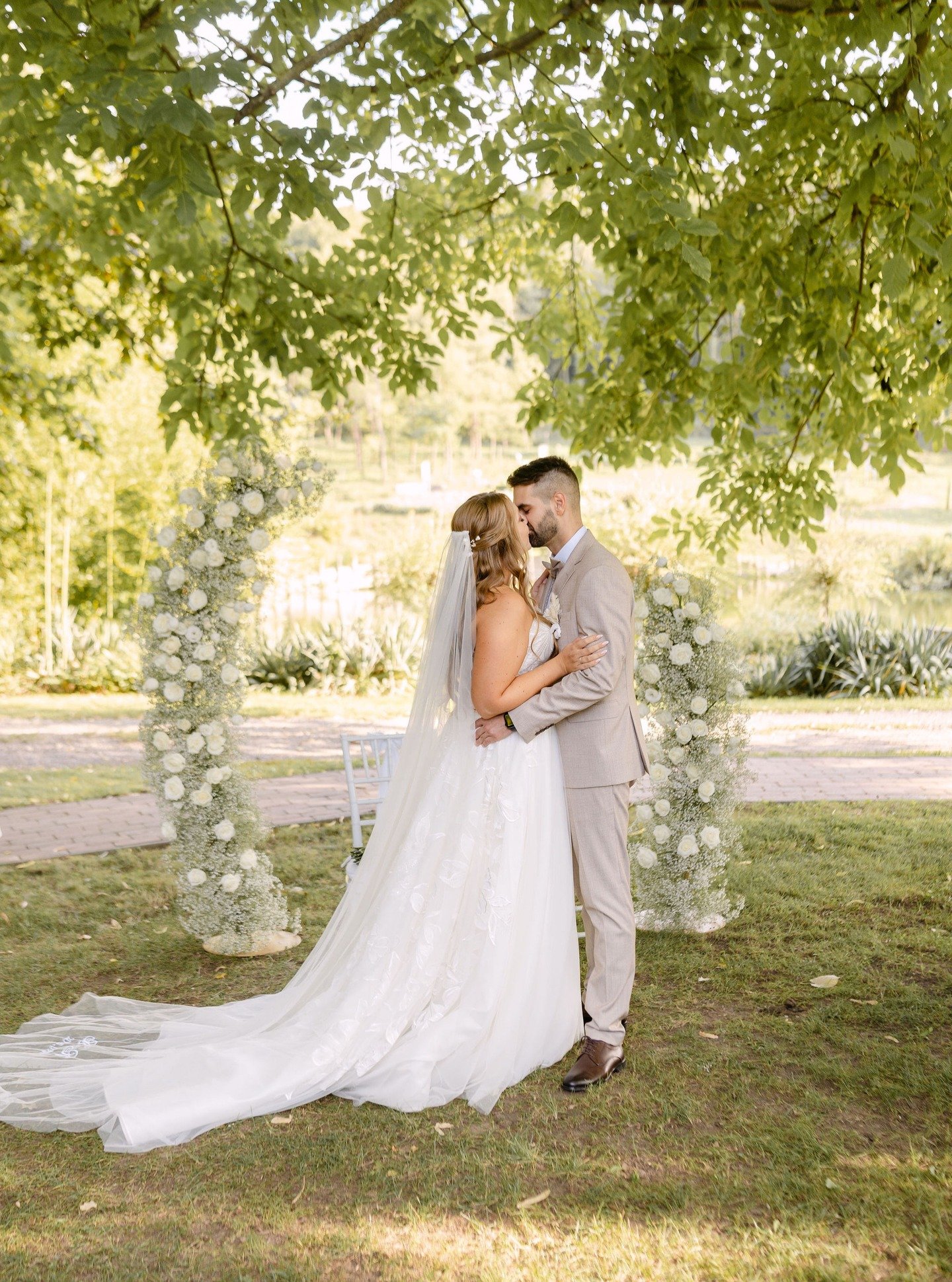 Egy meghitt szabadt&eacute;ri cerem&oacute;nia. 🤍 &ndash; a feh&eacute;r r&oacute;zs&aacute;k &eacute;s finom rezgők l&eacute;gies hangulatot teremtettek a gy&ouml;ny&ouml;rű szertart&aacute;s helysz&iacute;n&eacute;n. 

📷 @borlaphoto 
🌳 @banomari