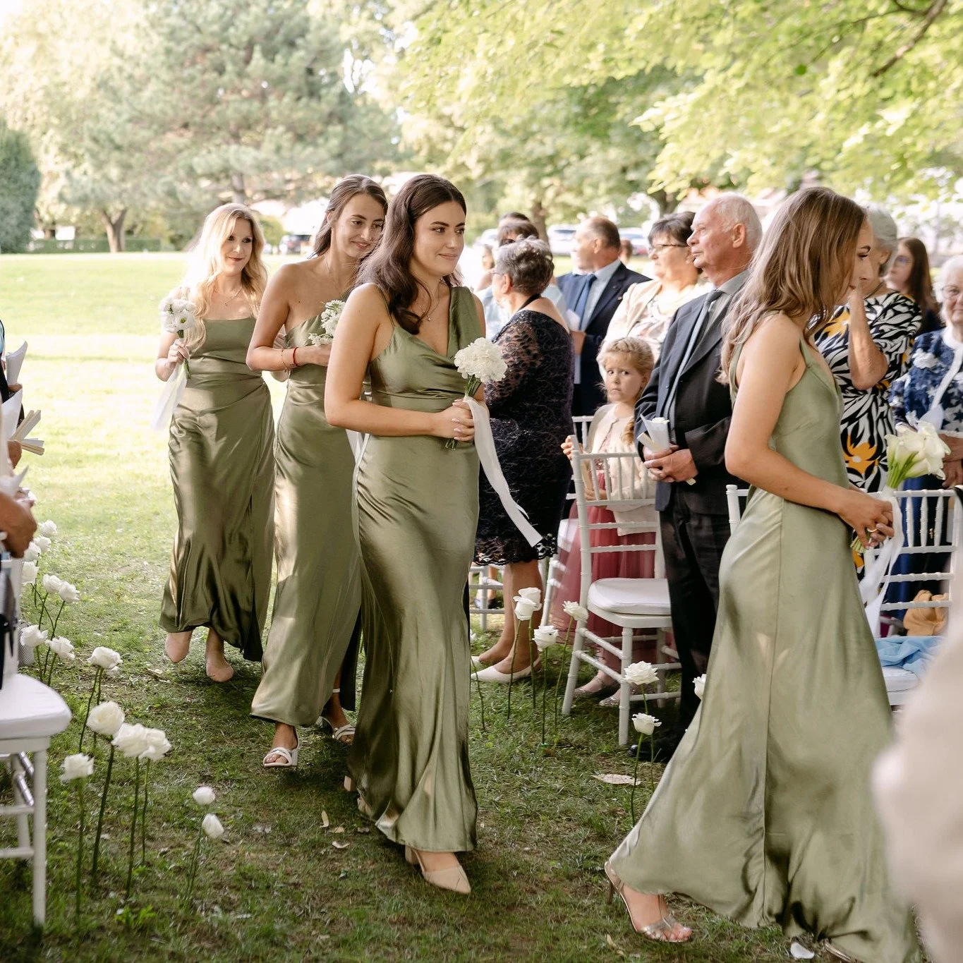 Koszor&uacute;sl&aacute;nyok &uacute;ton a szertart&aacute;s fel&eacute;. 🌿
Ol&iacute;vaz&ouml;ld ruh&aacute;k, feh&eacute;r csokrok &eacute;s a pillanat, amikor mindj&aacute;rt meg&eacute;rkezik a menyasszony.

📷 @borlaphoto 
🌳 @banomariakastelys
