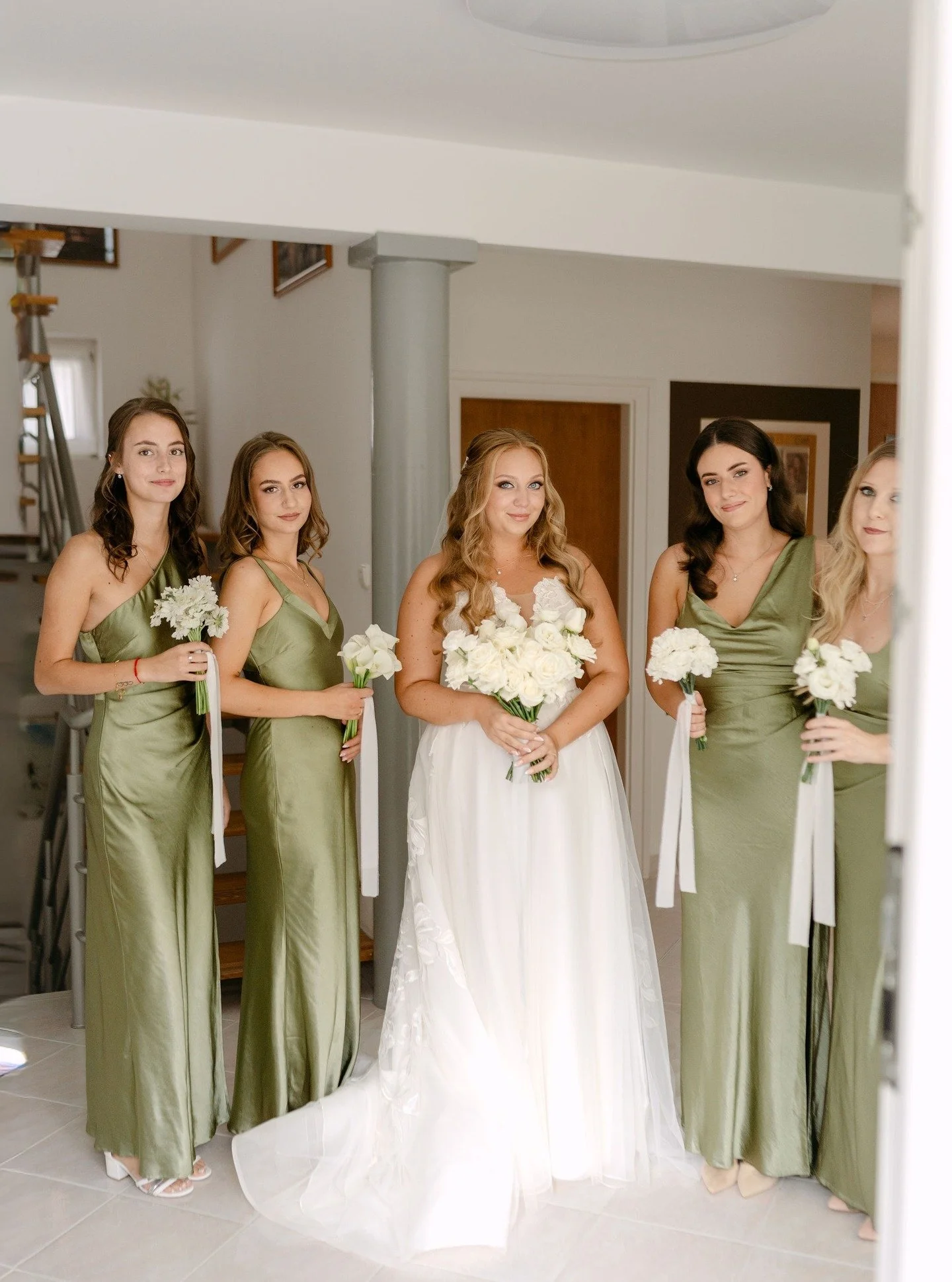 Berni &eacute;s a koszor&uacute;sl&aacute;nyok &ndash; egys&eacute;ges sz&iacute;nek, m&eacute;gis minden r&eacute;szlet egy kicsit m&aacute;s. 🤍

📷 @borlaphoto 
🌳 @banomariakastelyszallo

#secretgardendekor #esk&uuml;vő #esk&uuml;vőidekor&aacute;