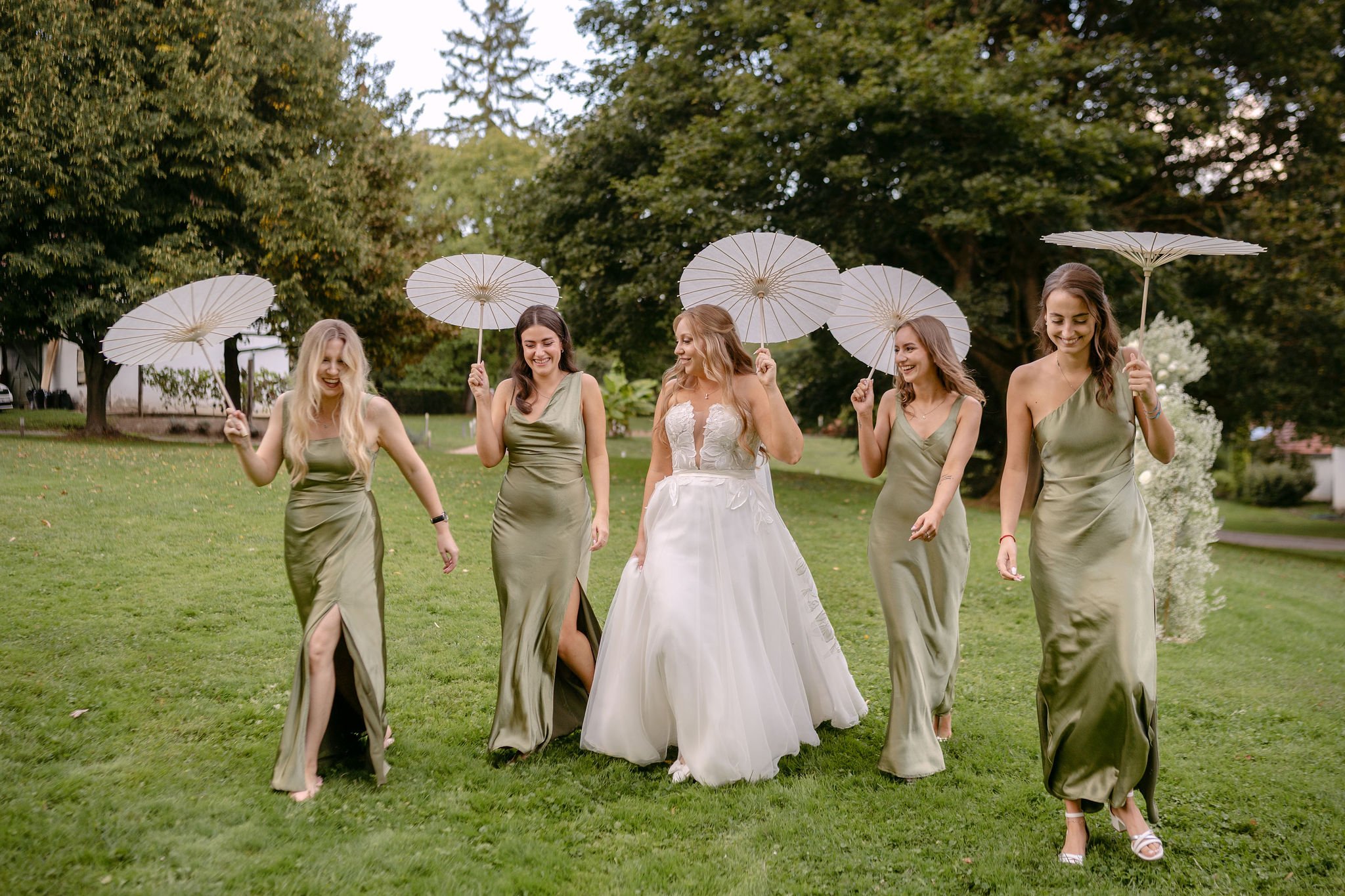 A napernyők t&ouml;k&eacute;letes kieg&eacute;sz&iacute;tői voltak a fot&oacute;z&aacute;snak, igaz&aacute;n k&uuml;l&ouml;nlegess&eacute; tett&eacute;k ezt a pillanatot. 
- K&eacute;rheted től&uuml;nk szertart&aacute;sra kieg&eacute;sz&iacute;tők&ea