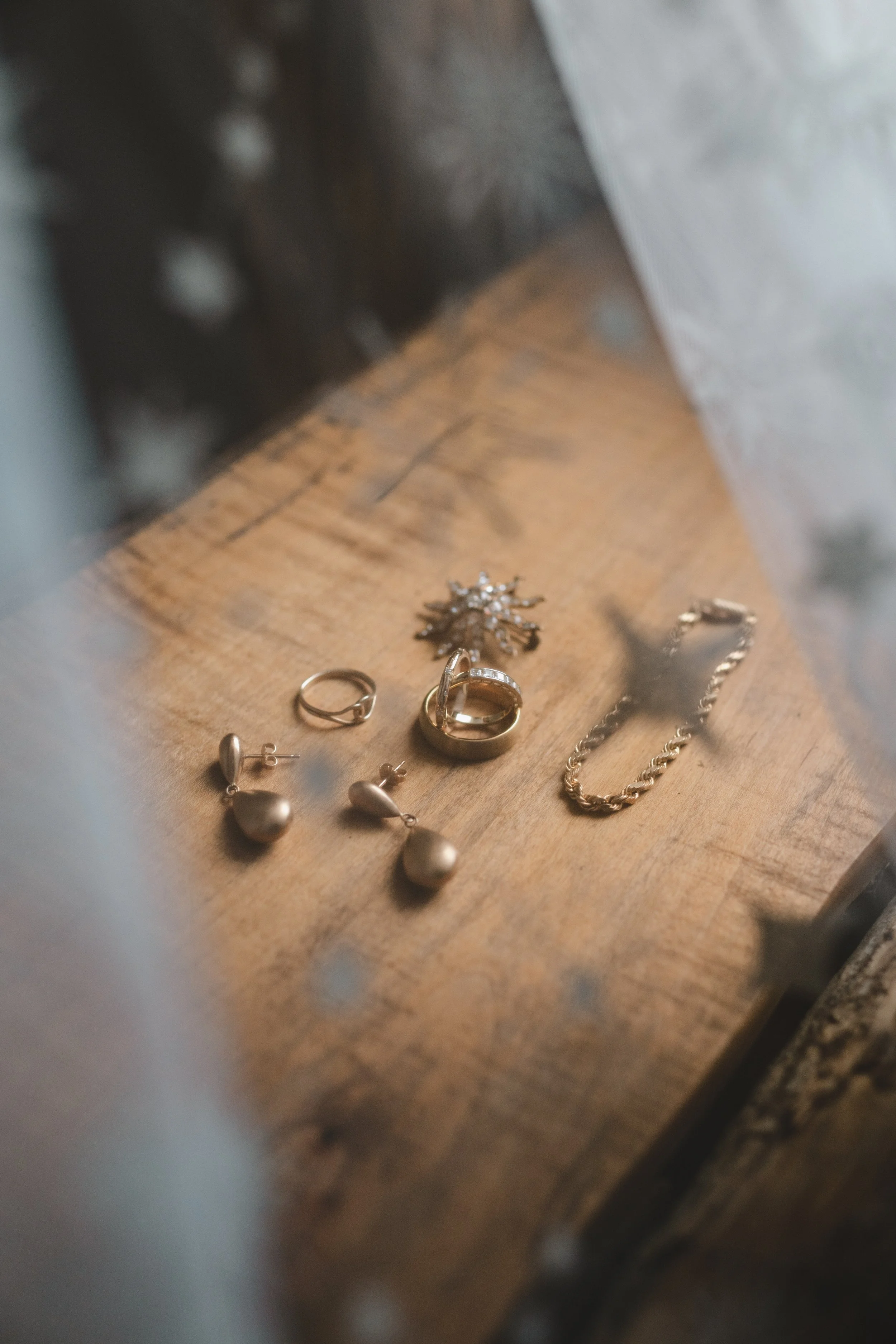 Wedding photography tips for couples how to get better wedding photos wedding planning resources wedding photographer recommendations first look ideas ceremony planning wedding morning preparation getting ready photos family wedding