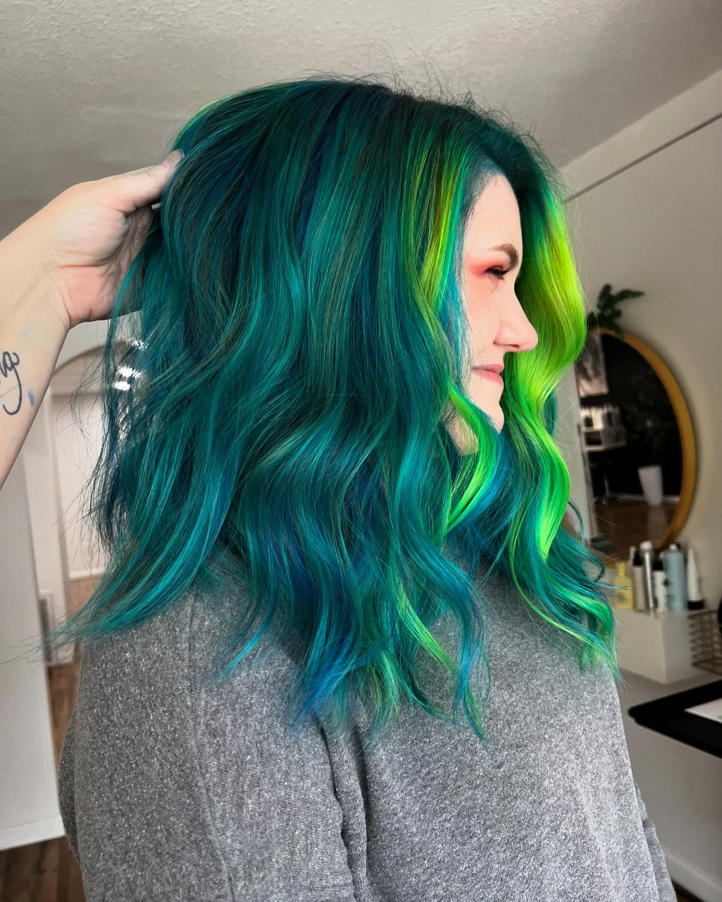 ✨CONTRAST✨ but make it fun
.
.
.
.
.
#bluehairdontcare #pulpriothair #contrast #brighthair #rainbowhair #haircolor #ohiohaircolorist #watervilleohio