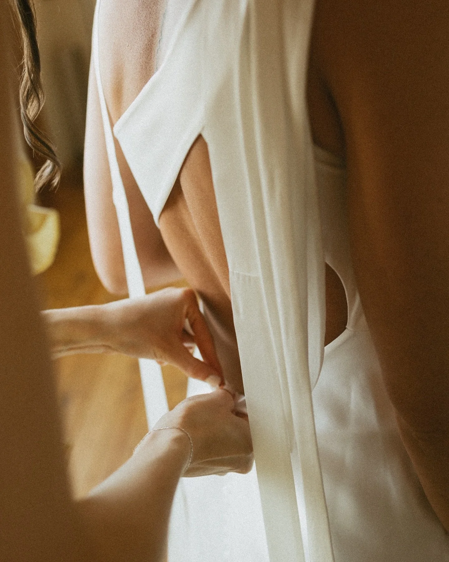 Obsessed with these sweet, chaotic morning moments &mdash; her girls in yellow, steaming the dream dress, making TikToks, laughing until our cheeks hurt&hellip; and then that deep breath right before sending her down the aisle. 💛✨
&bull;
&bull;
&bul