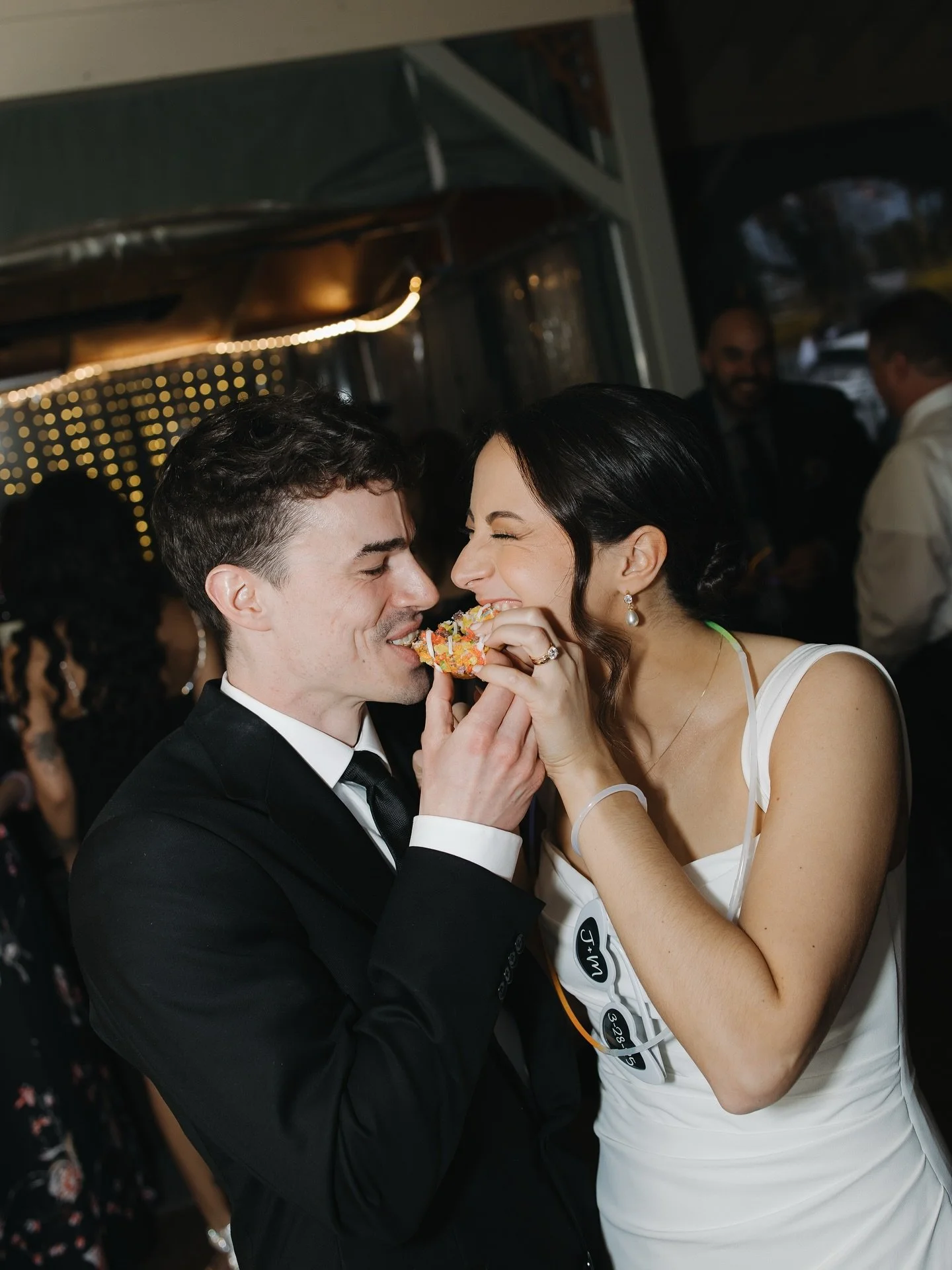 Who needs a cake when you can share a donut and then dance until your feet give out? 🍩✨
&bull;
&bull;
&bull;
&bull;
Venue @vandiverinn 
Donuts @diablo_doughnuts 
Band @bachelorboysband 
&bull;
&bull;
&bull;
#denverweddingphotographer #coloradoweddin