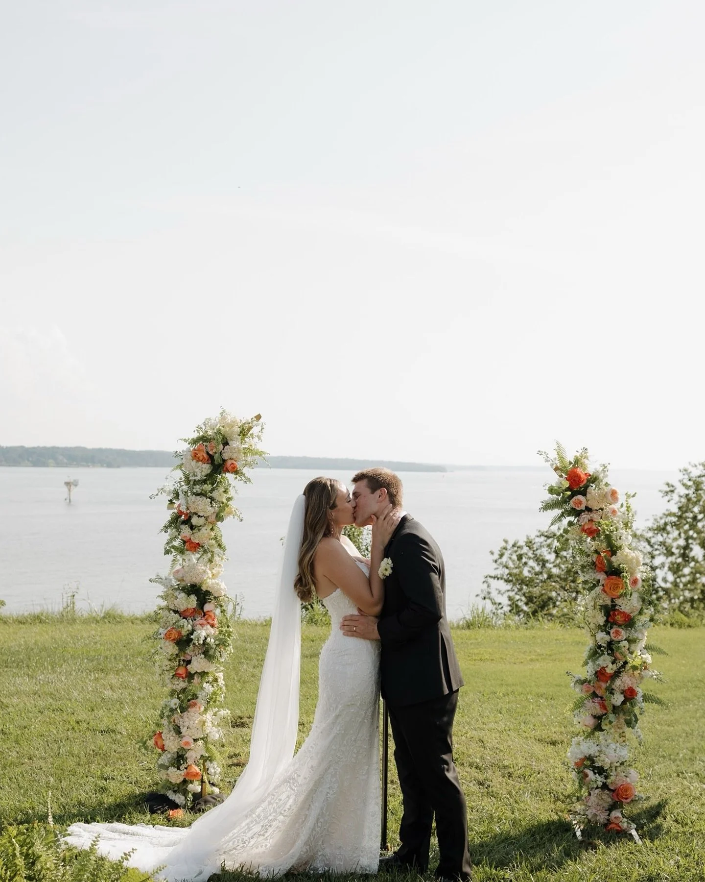 As summer slips away, I&rsquo;ll be waiting for the next set of days spent by the water 
&mdash; where love felt endless and the light lingered a little longer 
&bull;
&bull;
&bull;
&bull;
Venue @bohemiaoverlook 
Coordination @the_bridalbestie 
Flora