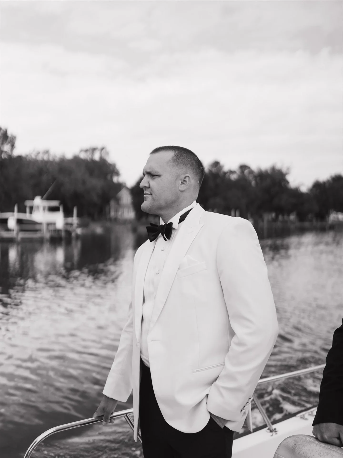 Summer wedding on the water? Of course the boys are arriving by boat 🚤 
&bull;
&bull;
&bull;
&bull;
#marylandweddingphotographer #destinationweddingphotography #summerweddings #coloradoweddingphotographer #documentaryweddingphotographer