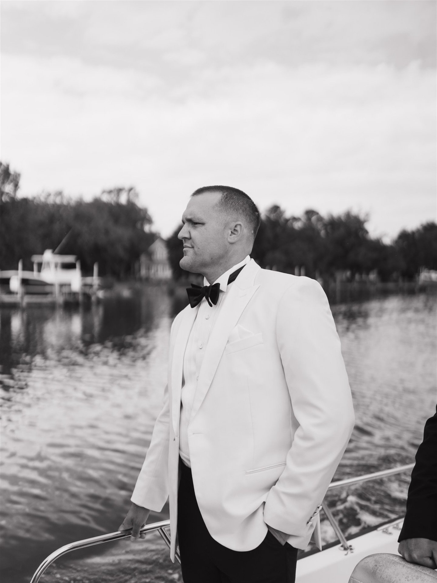 Summer wedding on the water? Of course the boys are arriving by boat 🚤 
&bull;
&bull;
&bull;
&bull;
#marylandweddingphotographer #destinationweddingphotography #summerweddings #coloradoweddingphotographer #documentaryweddingphotographer