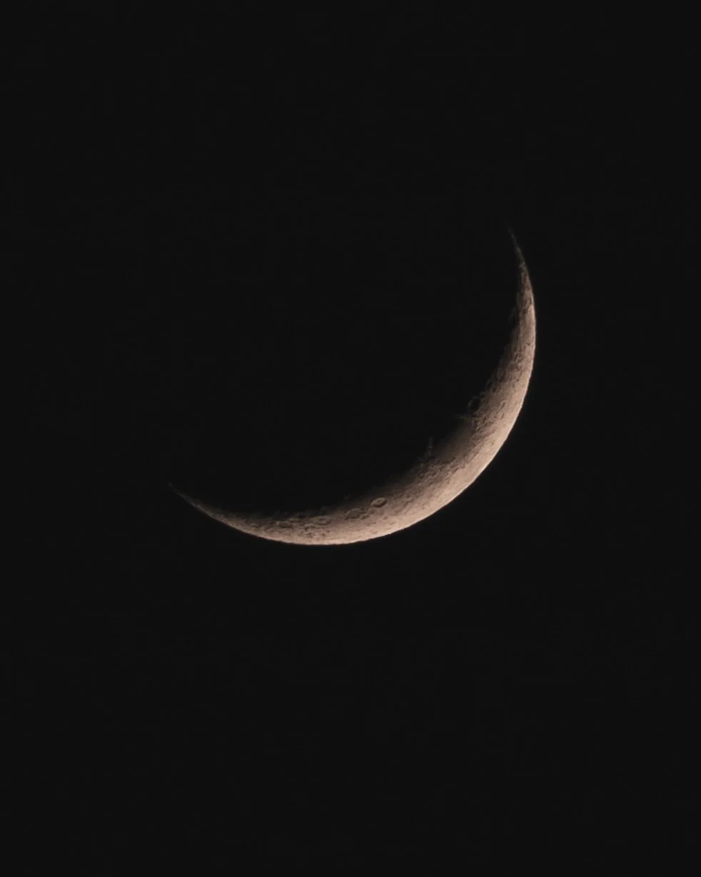 ⋆☽⋆ 𝒲𝒶𝓍𝒾𝓃𝑔 𝒸𝓇𝑒𝓈𝒸𝑒𝓃𝓉 ⋆☽⋆

I love the moon in all her phases but the shape of crescents is so damn beautiful!

As she is waxing it fills me with possibilities and creativity as my energy grows with the increasing light of the moon. 

Do y