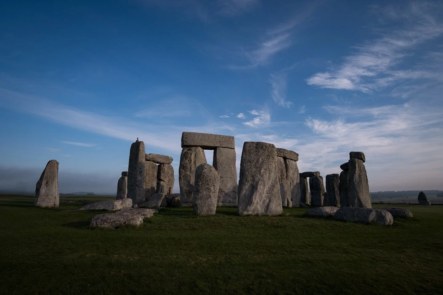 𝒮𝓉𝒶𝓃𝒹𝒾𝓃𝑔 𝓌𝒾𝓉𝒽 𝑔𝒾𝒶𝓃𝓉𝓈 

A bright September morning wandering through the megalithic marvel that is Stonehenge.

The morning sun shone onto the massive stones making them seem to glow from within and casting deep, long shadows as the 
