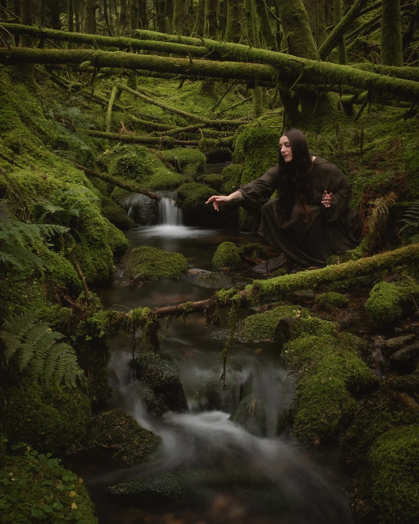 🌿 &bull; 𝐿𝒶𝓃𝒹 𝑜𝒻 𝓉𝒽𝑒 𝐹𝒶𝑒 &bull; 🌿

I love visiting this mossy stream deep in the Dartmoor woodland. 
It stays vibrantly green all year round and has such strong Fae energy.

It was a joy to spend time here grounding and creating.

✨🧚🏼