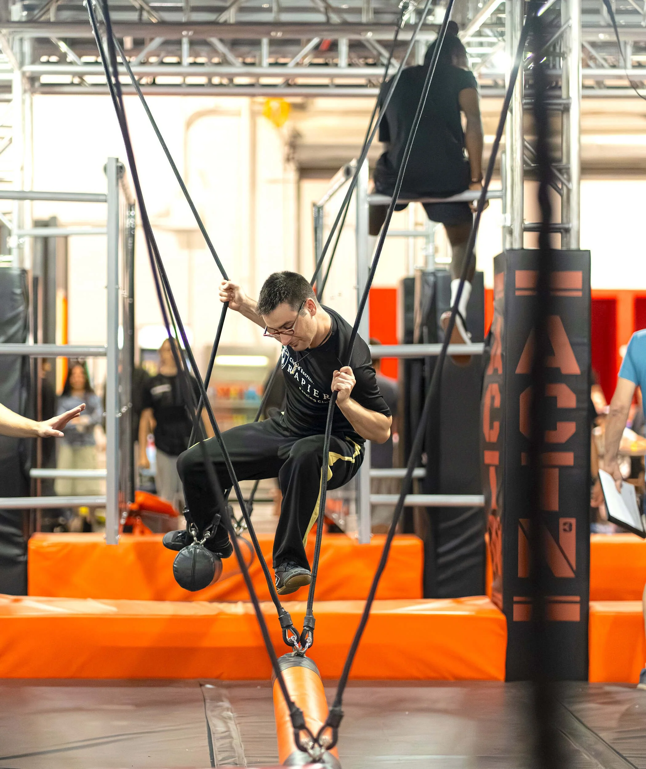 Un homme utilisant un dispositif de rotation d'exercice dans une salle de sport ou un centre de fitness.