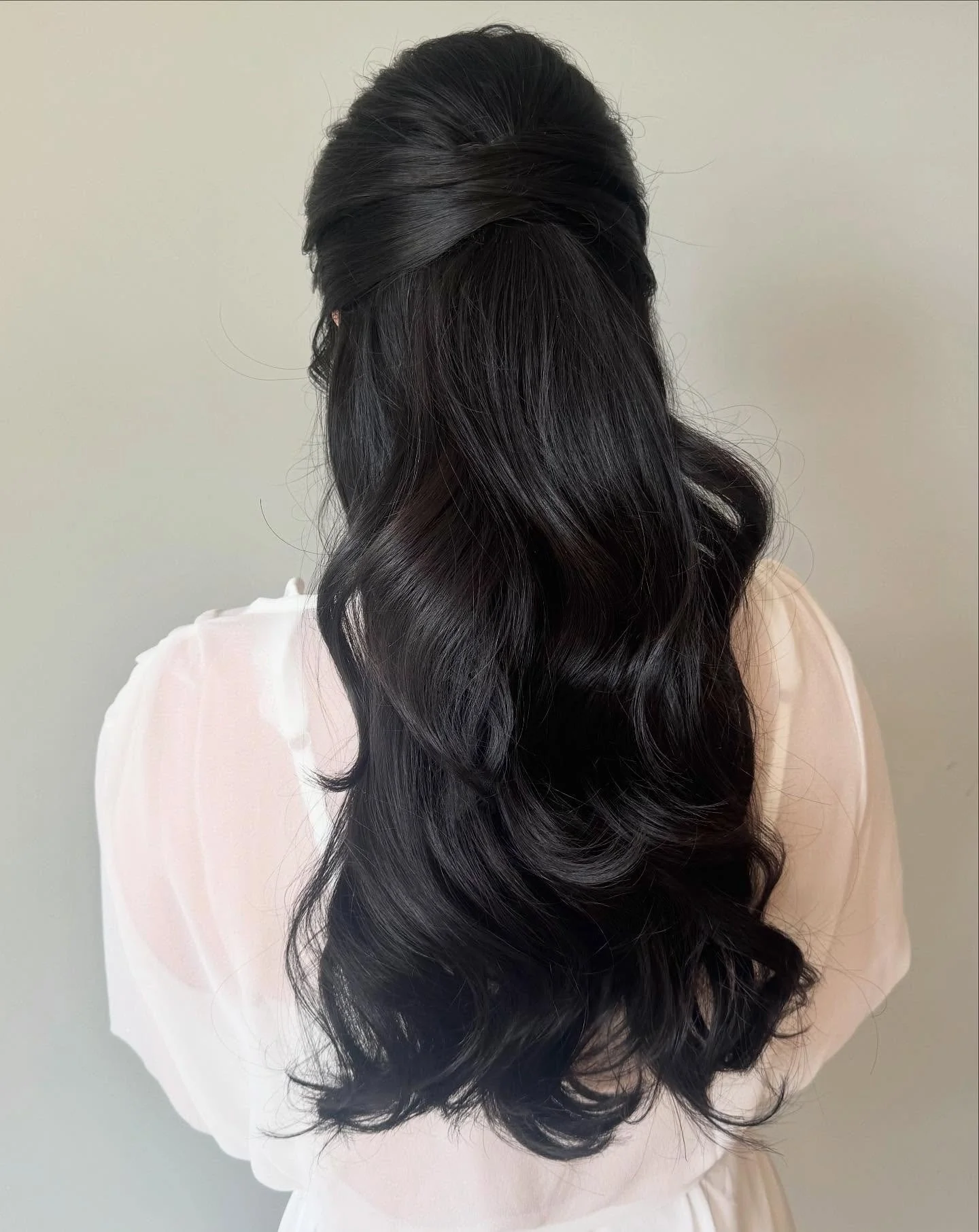 The half up, half down — she’s back in the spotlight and I’m here for it.
It’s been a popular request for bridal and event clients and it’s easy to see why. 
There are so many ways to make it your own: the front can be s
