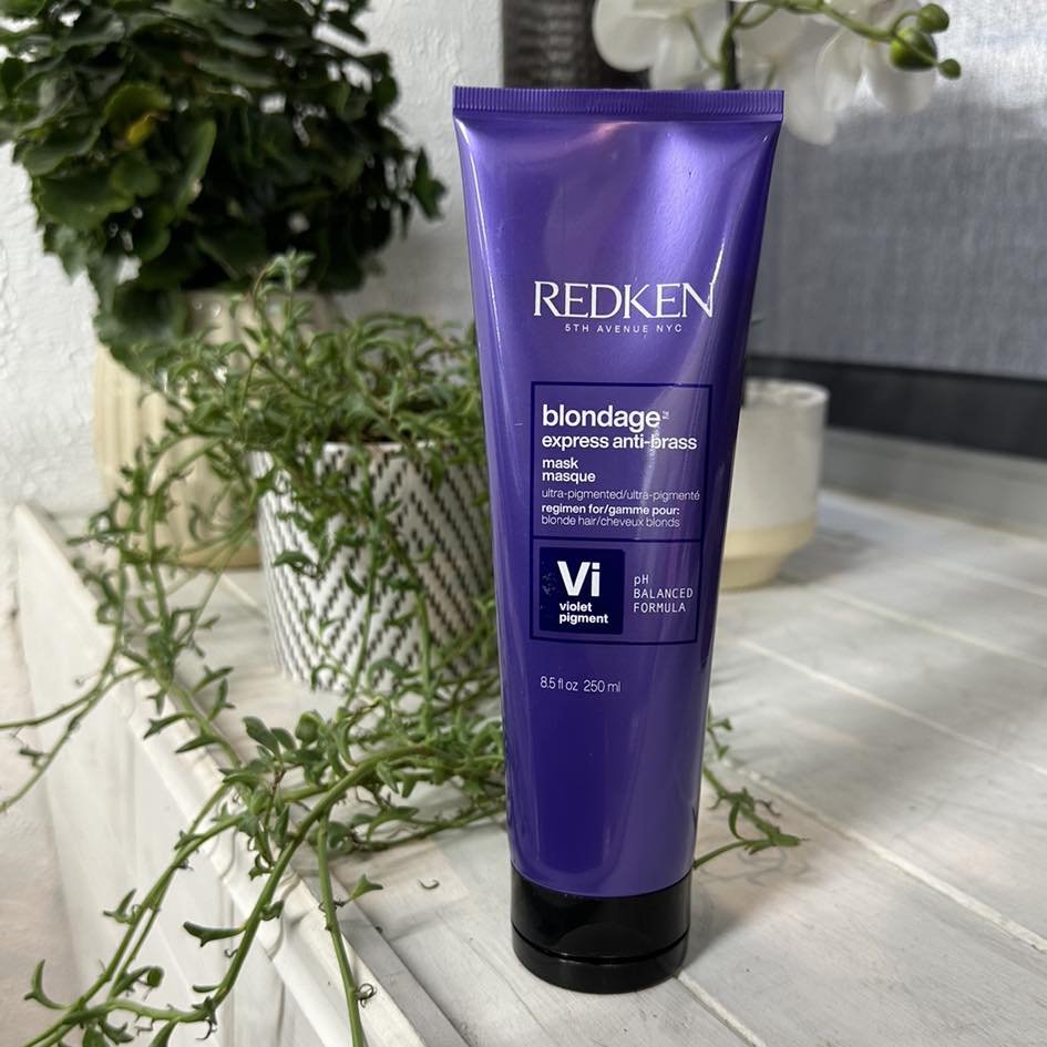 💜Product of The Week💜
.
Redken Blondage VI Mask
✨ Neutralizes Brass
✨ Strengthens
✨ Lengthens Cool Tones
.
#tanglesnl #redken #redkenobsessed #redkenblonde #redkenblondage #redkenblondagemask #redkenblondagemaskvi #smallbusiness #smallbusinessbigdr