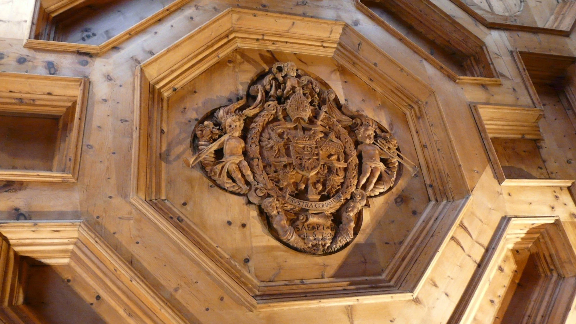 Castel Thun (Trentino) castillo castillos - castello castelli_techo.JPG