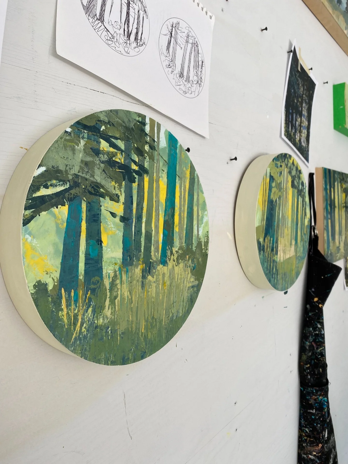 Tondos for @pi.art.squared completed!

Edges painted, signed and hanging wire attached. All ready to drop off to @art.alchemy.studio for the in-person Pi Art show from March 12 to 15.

I tried them in my kitchen dining area and I love how they look ?