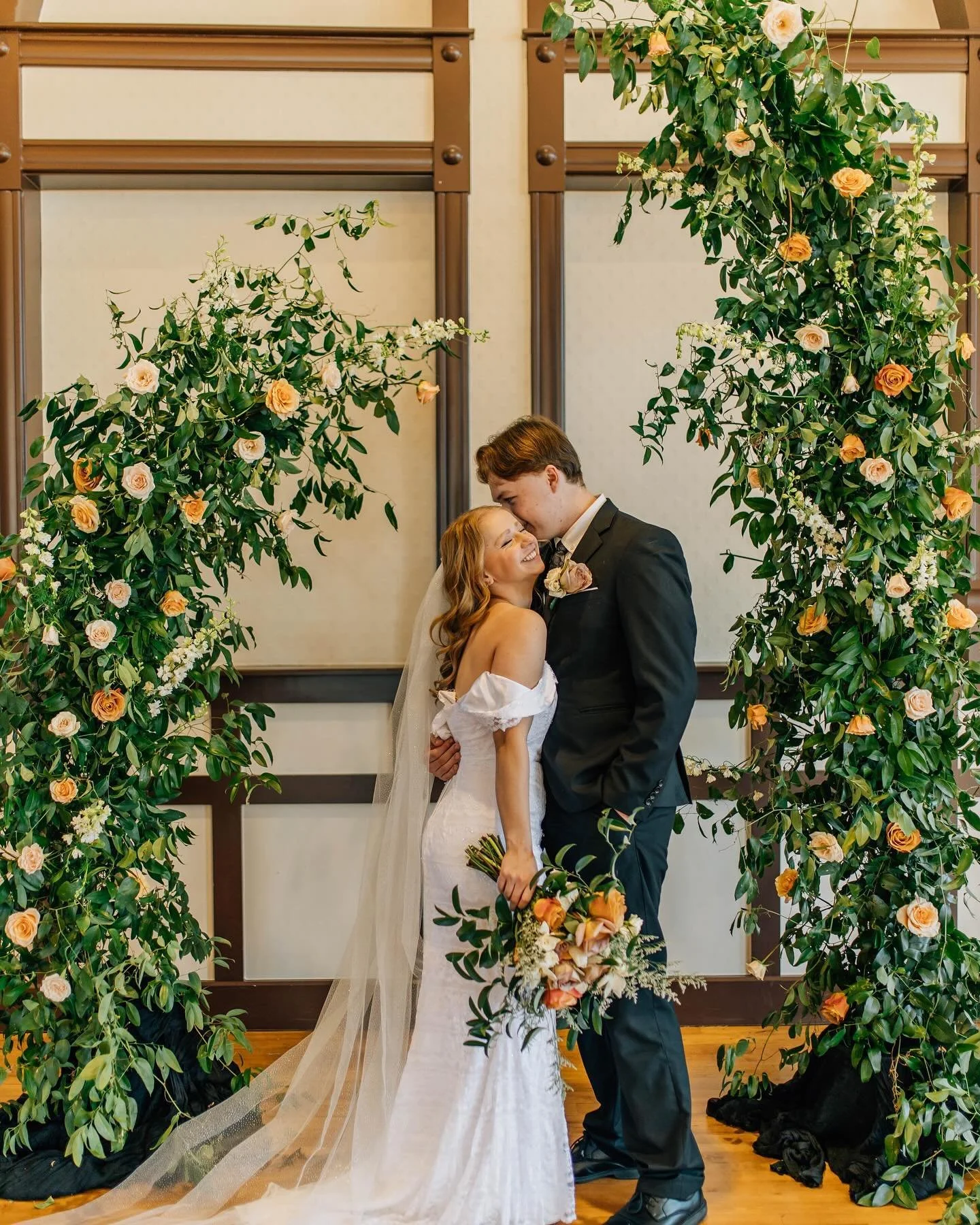 I loved making this garden arch✨

Greenery: @blendedfamilyfoliage 
Photographer: @aspensuzannephotography 
Hair &amp; Makeup: @ella.bella.bridal &amp; @bbeauty_bruises 
Couple: @photography_by_piv