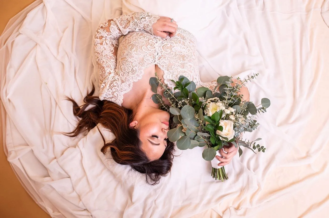 Simple White &amp; Green 🤍🌿

📸: @carolleejayneportraits 
💄: @rose.beauty_bylila