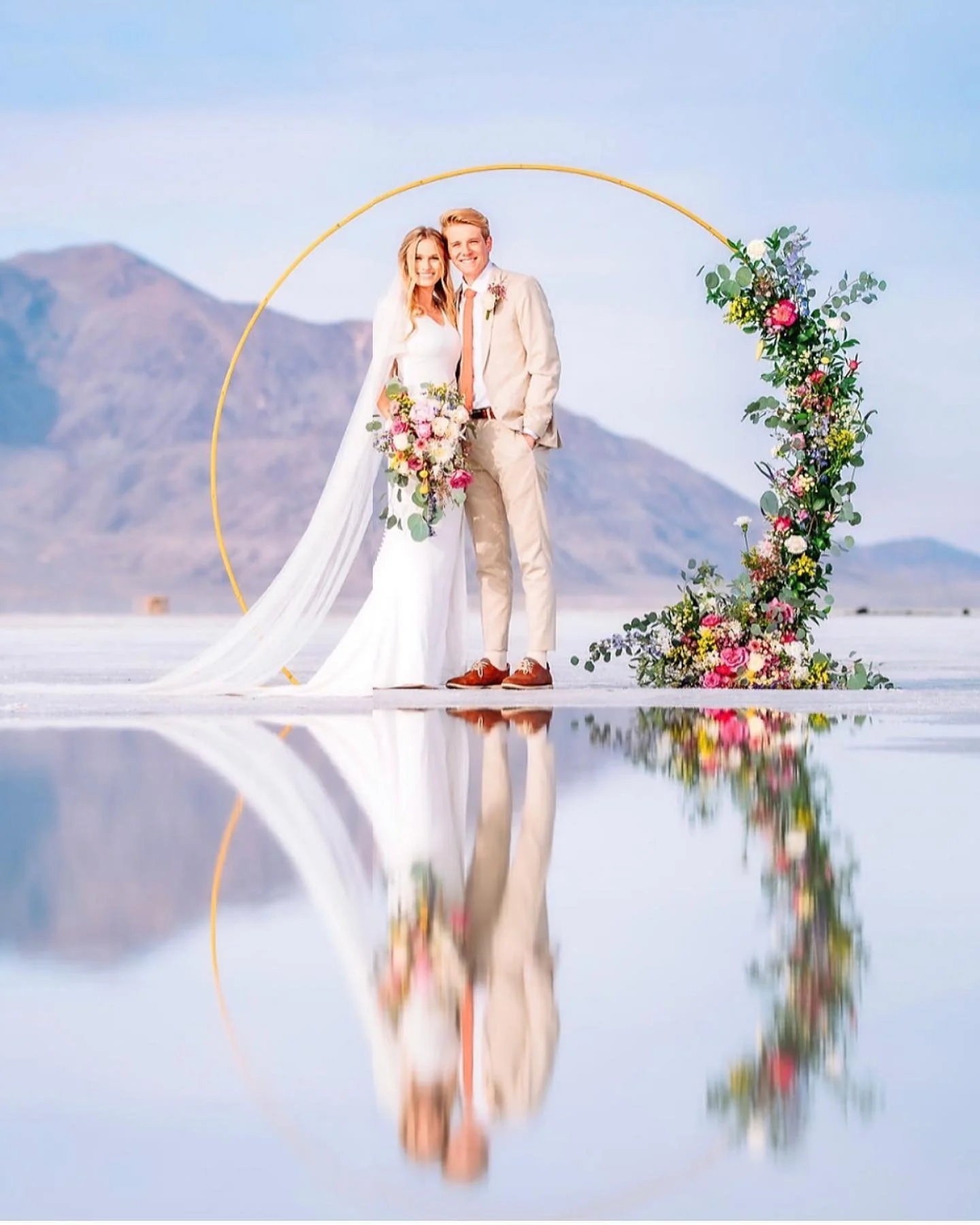 You can still have spring flowers when it&rsquo;s freezing cold on the salt flats 🤍
@chloemichelehunter is the such a beautiful bride! 
Makeup 💄 : @kaylasbridal.mua 
Photography 📸: @carolleejayneportraits