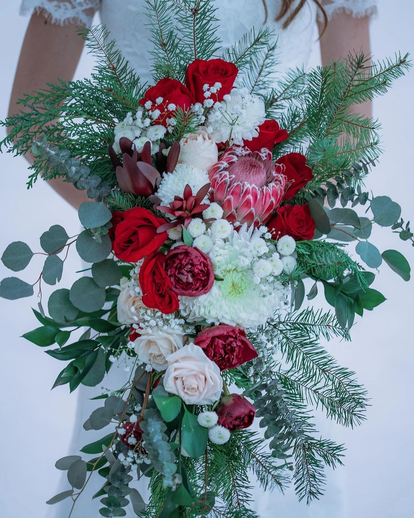 A stunning Christmas bouquet &hearts;️

📸: @carolleejayneportraits