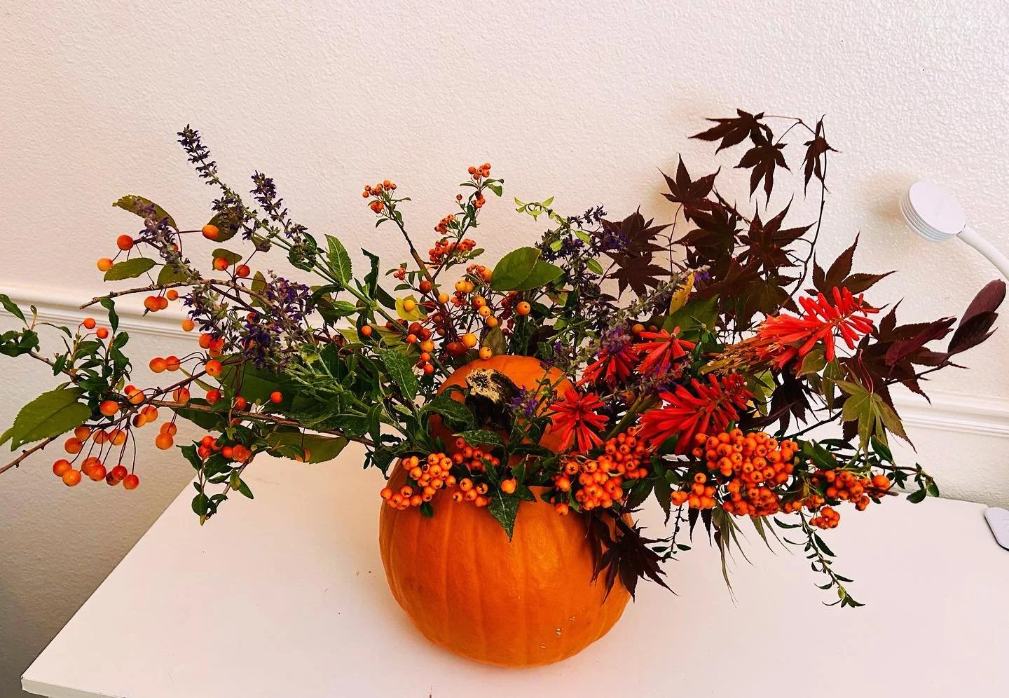I loved making this pumpkin design as a birthday present in October! You can easily take off the lid to fill the arrangement with water to keep the flowers hydrated 🧡