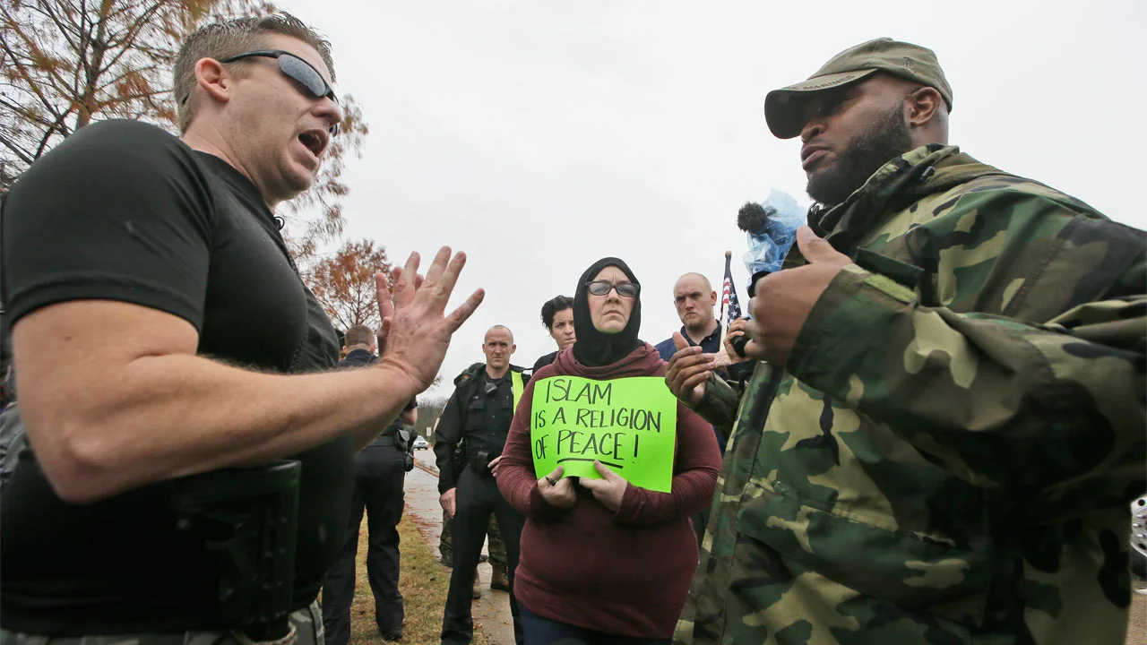 feature-irving-Anti-Muslim-protestor-David-Wright-Vincent-Simon-Muslim-Melissa-Yassini-mosque-Richardson-AP-Photo-LM-Otero.jpg.jpeg