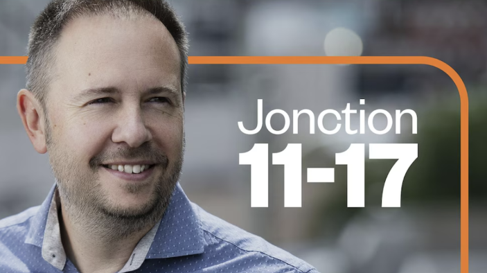 Smiling man beside the Jonction 11-17 program logo