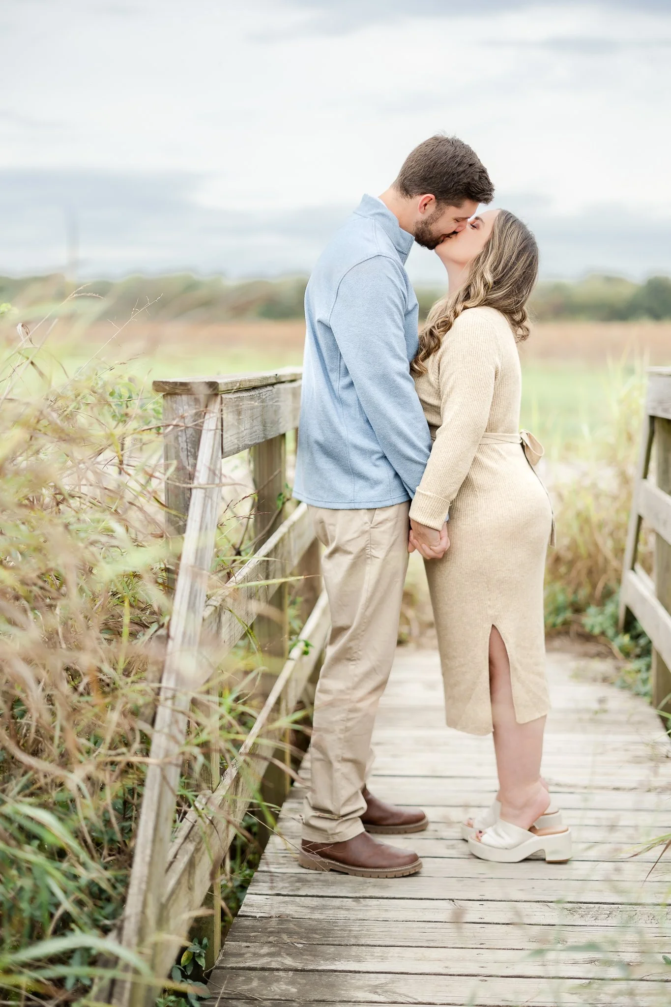 Maternity-Portrait-on-the-Bridge