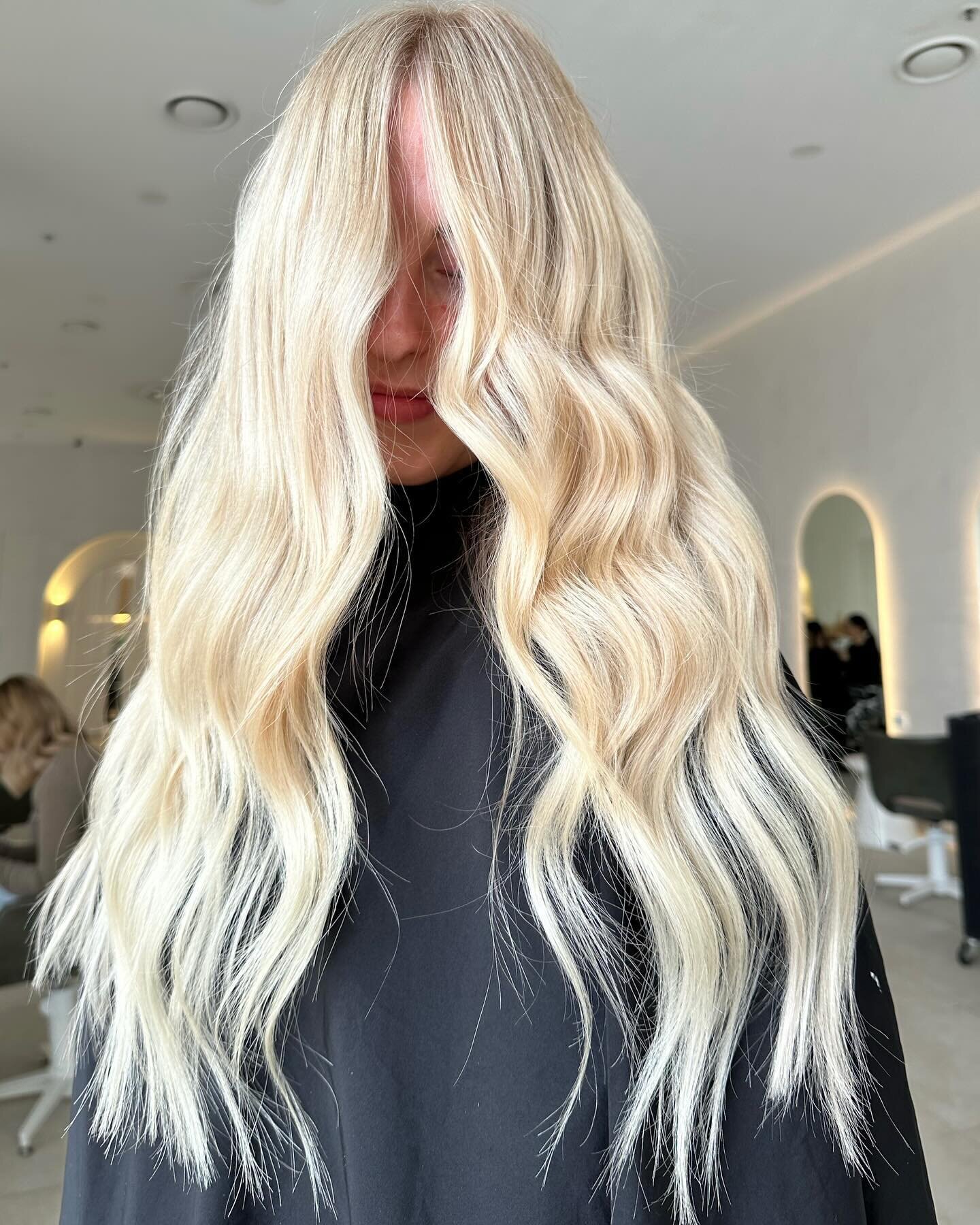 BLINDED by how bright this blonde is ✨

#blonde #brightblonde #wollongonghairdresser #blondespecialist #hairgoals