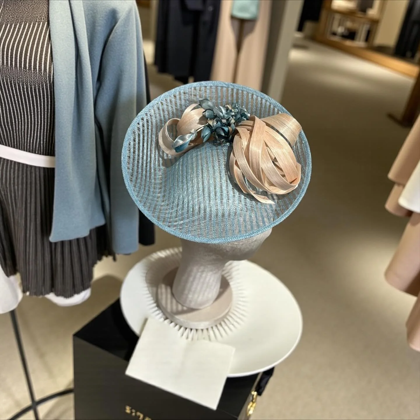 Ciel&hellip;

An absolute stunner&hellip;Made of Made up of see-through lattice weave sinamay, it has a super deep upward scoop perfect for cradling a mass of flowers, feathers, or whatever your hat dreams desire!It&rsquo;s perfectly sloped to fit th