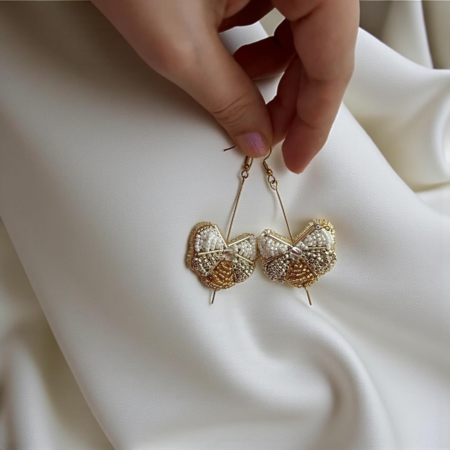 Sparkle and shine glamorously&hellip;

Minimal handmade jewelries available to shop for brides and non-brides.

#magnoliain_bloom #jewellery #handmadejewelry #beads #sequins #sparkleandshine #silverandgold #bridal #bridalaccessory #bridalstyle #brida