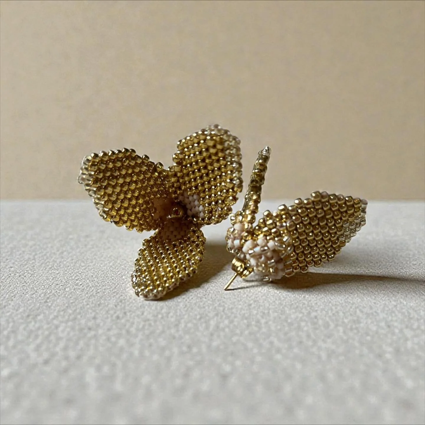 Blossom with minimal accessories&hellip;

Now available on the website.

#magnoliain_bloom #handmade #handmadeaccesories #earrings #beads #beading #glamour #antibride #nonbride #bridalaccessory #modernbride #bridalstyle #madeinaustralia #contemporary