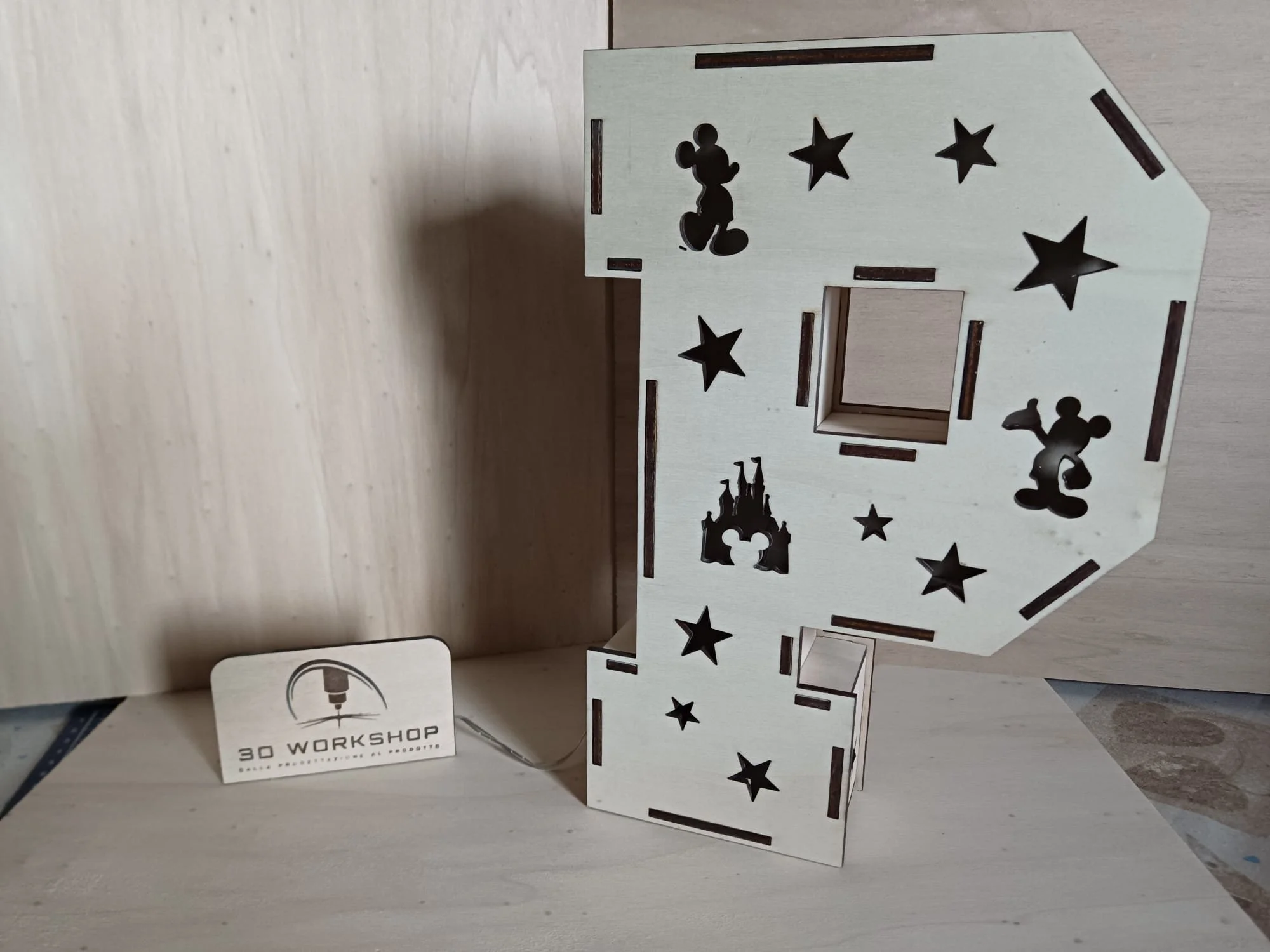 Lampada da notte a forma di lettera